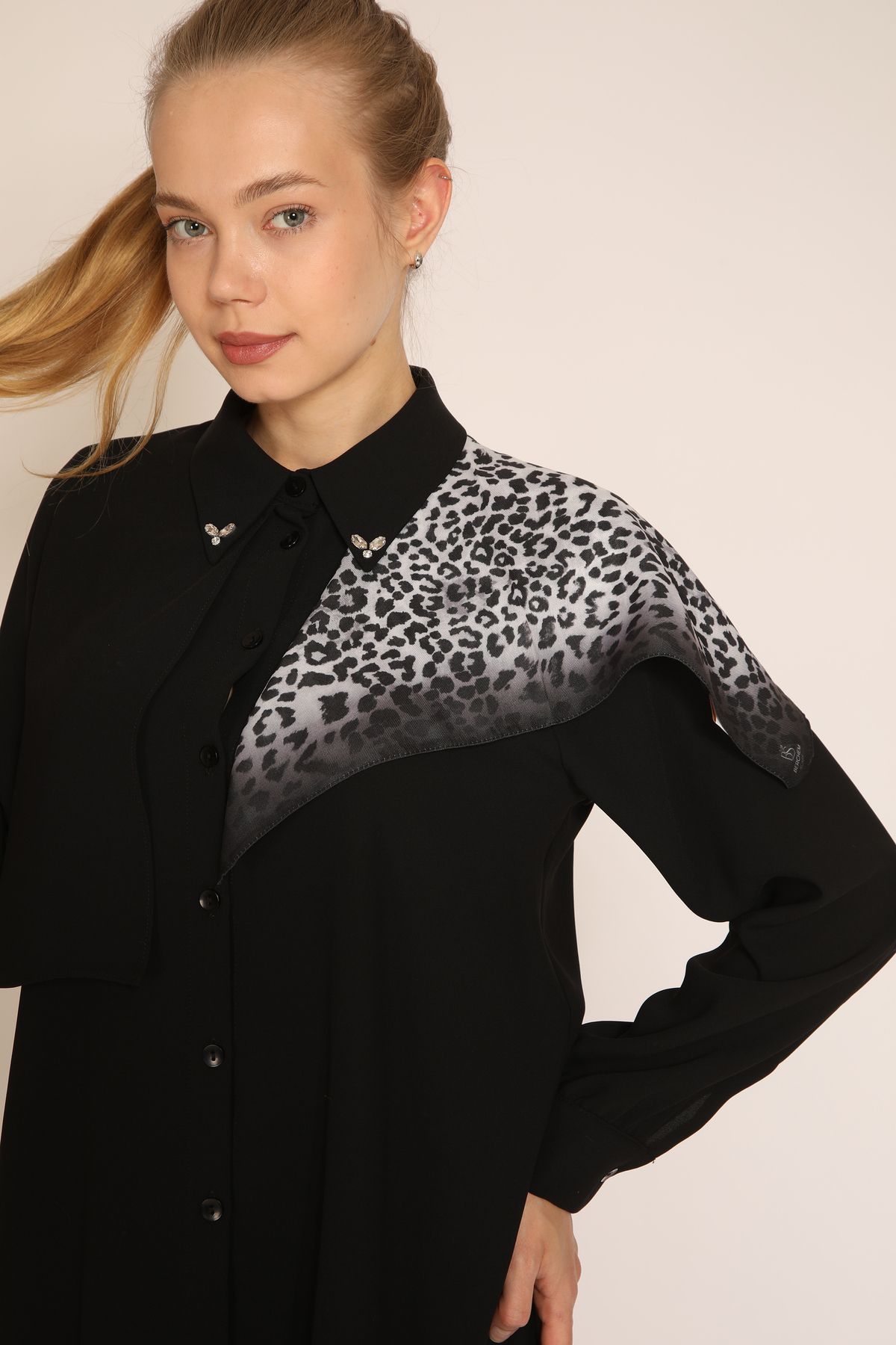 BERCHEM SCARF Siyah Gri Leopar Desenli Şık Kadın Fular – Modern ve Cesur Stil Tamamlayıcısı