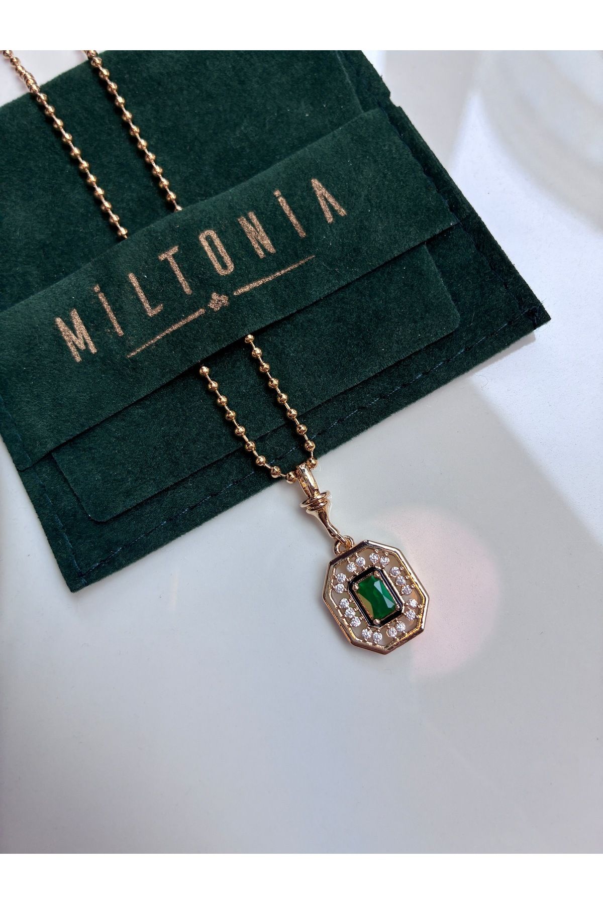 Miltonia Yeşil Zirkon Taşlı Kare Çelik Kolye