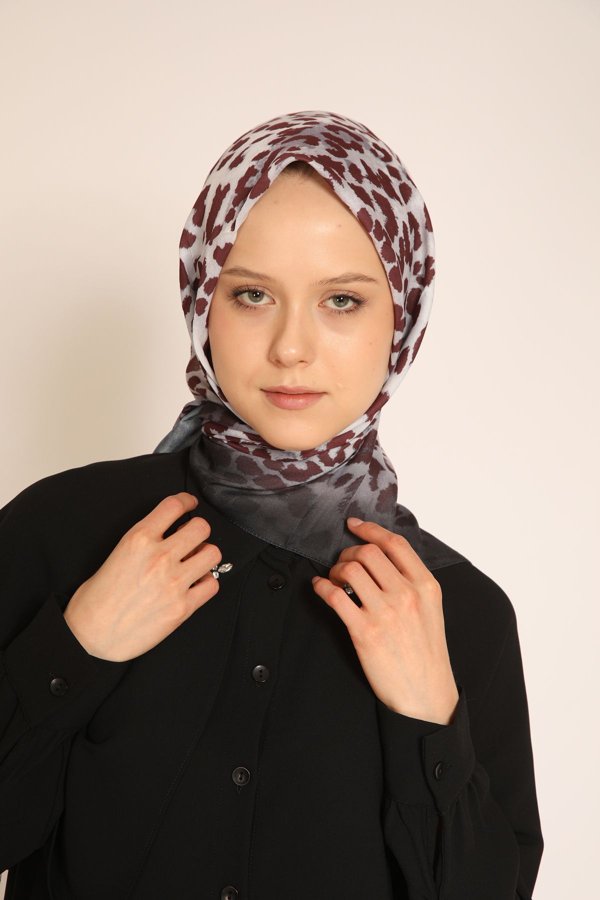 BERCHEM SCARF Bordo Leopar Desenli Eşarp Cesur ve Tarz: Leopar Deseniyle Modern Şıklık