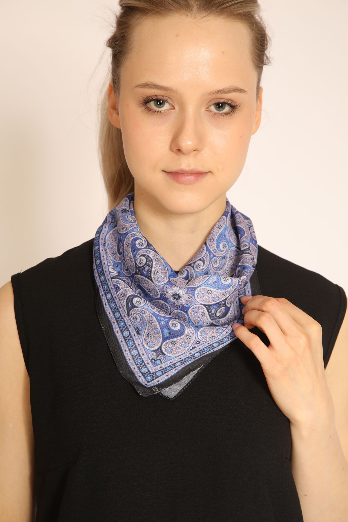 BERCHEM SCARF Lacivert Paisley Desenli Soft Kumaş Fular – Şık ve Zarif Boyun Aksesuarı