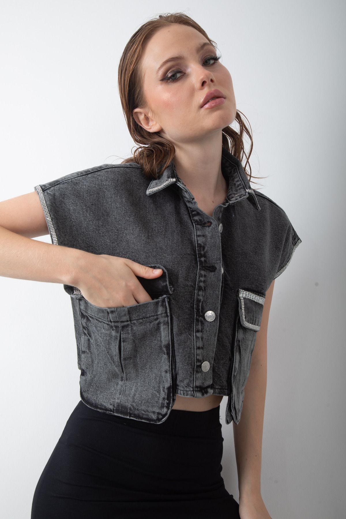 top girl Kadın Taş Aksesuarlı Siyah Crop Yırtıklı Kısa Kol Kot Ceket