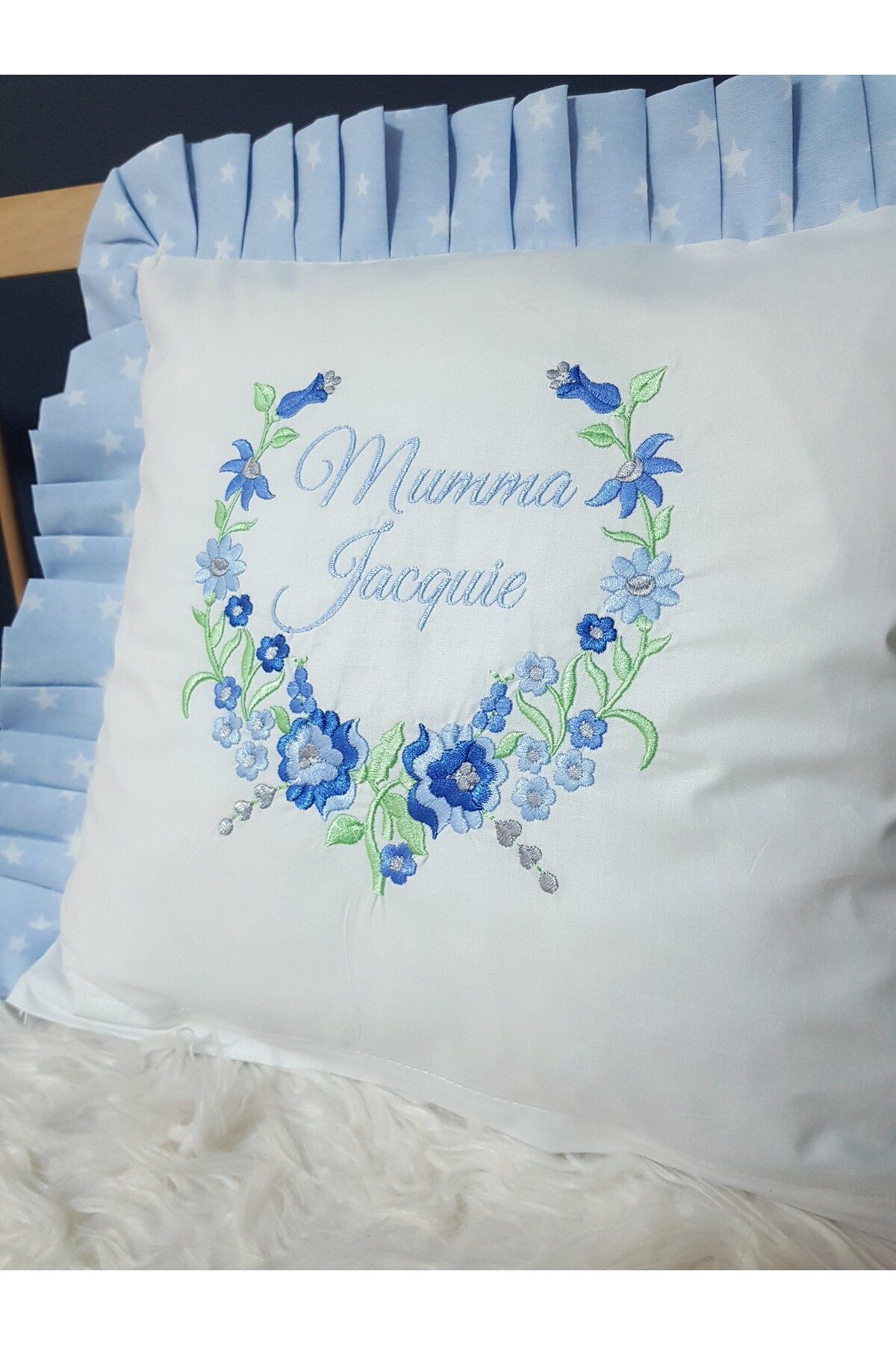 bebek iklimi İsimli Nakışlı Kırlent – Pileli Takı Yastığı – 40×40 cm, Dekoratif Yastık