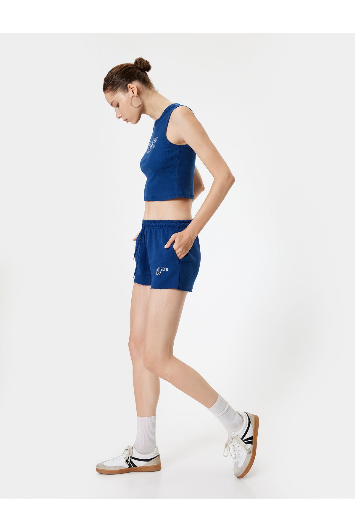 Koton Yeni Sezon Mini Şort Beli Bağcıklı Slogan İşlemeli Kesik Paça Slim Fit Cep Detaylı
