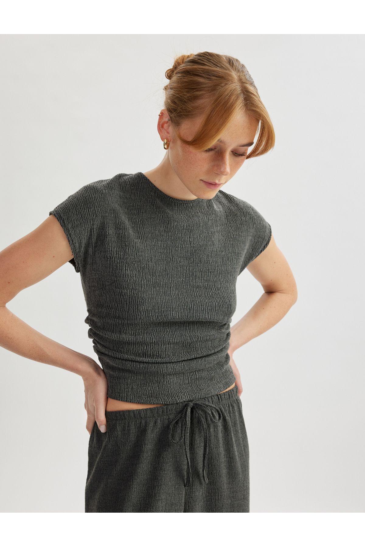 Koton Yeni Sezon Drape Detaylı Kısa Yarasa Kollu Bisiklet Yaka Slim Fit Dokulu Tişört