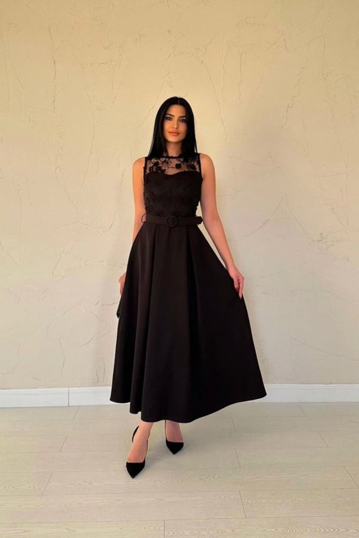 Butik Siyah Önü Dantel Detaylı Kemerli Elbise