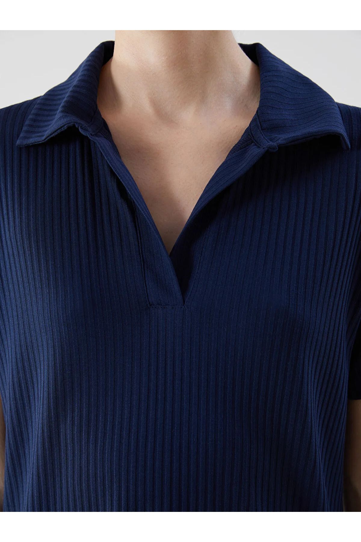 LC Waikiki Polo Yaka Dokulu Kadın Tişört