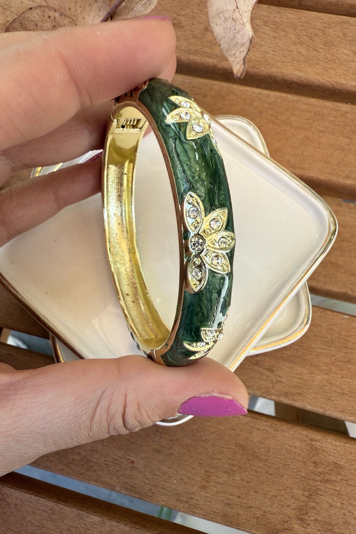 AURA ATELIER Mineli 14K Altın Kaplama Yeşil Çiçekli Bilezik 6cm
