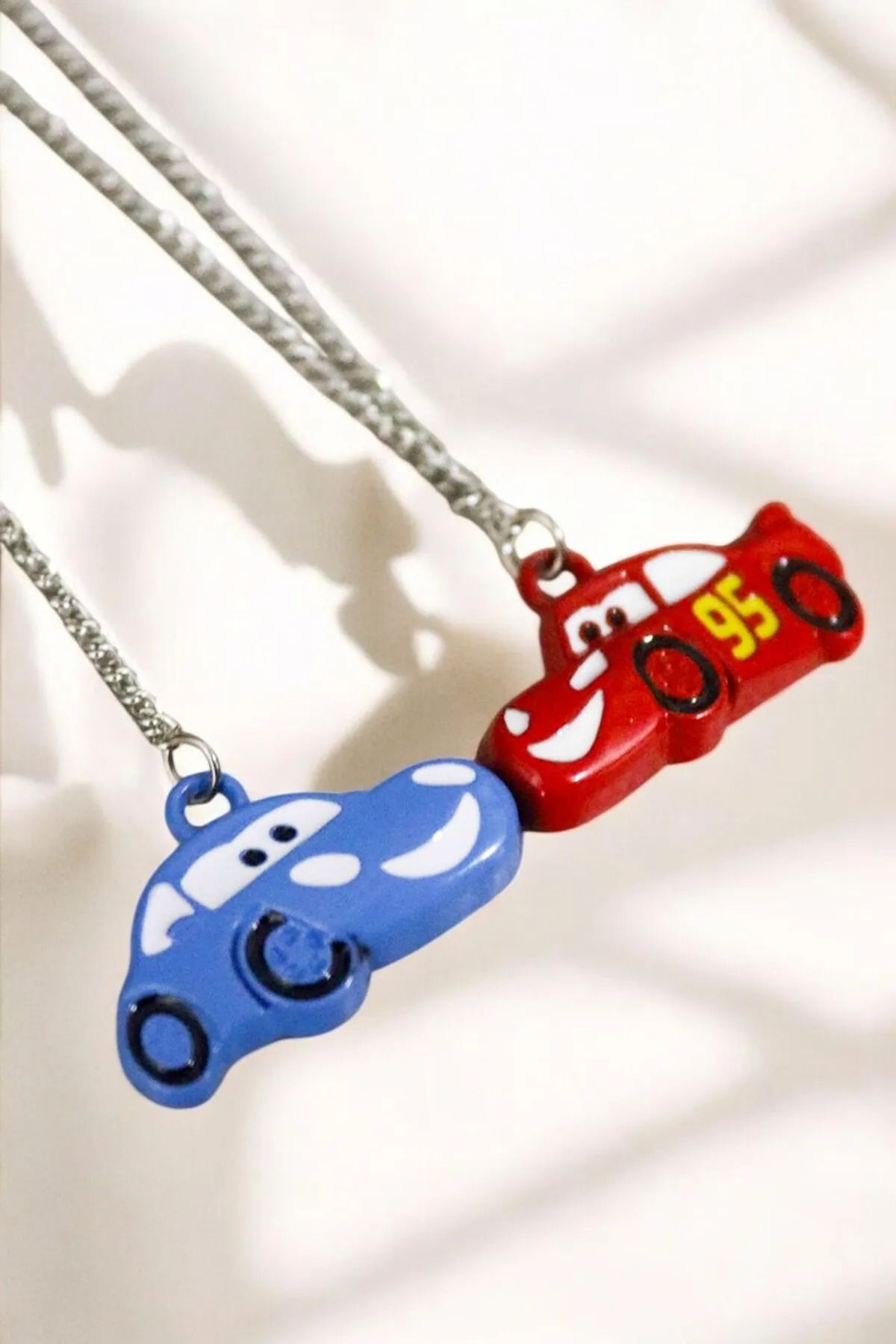 İYİ MODA 2 Adet Şimşek Mcqueen ve Sally Mıknatıslı Arabalar Kolyesi | Cars Kolyesi Sevgili Arkadaşlık Kolyesi