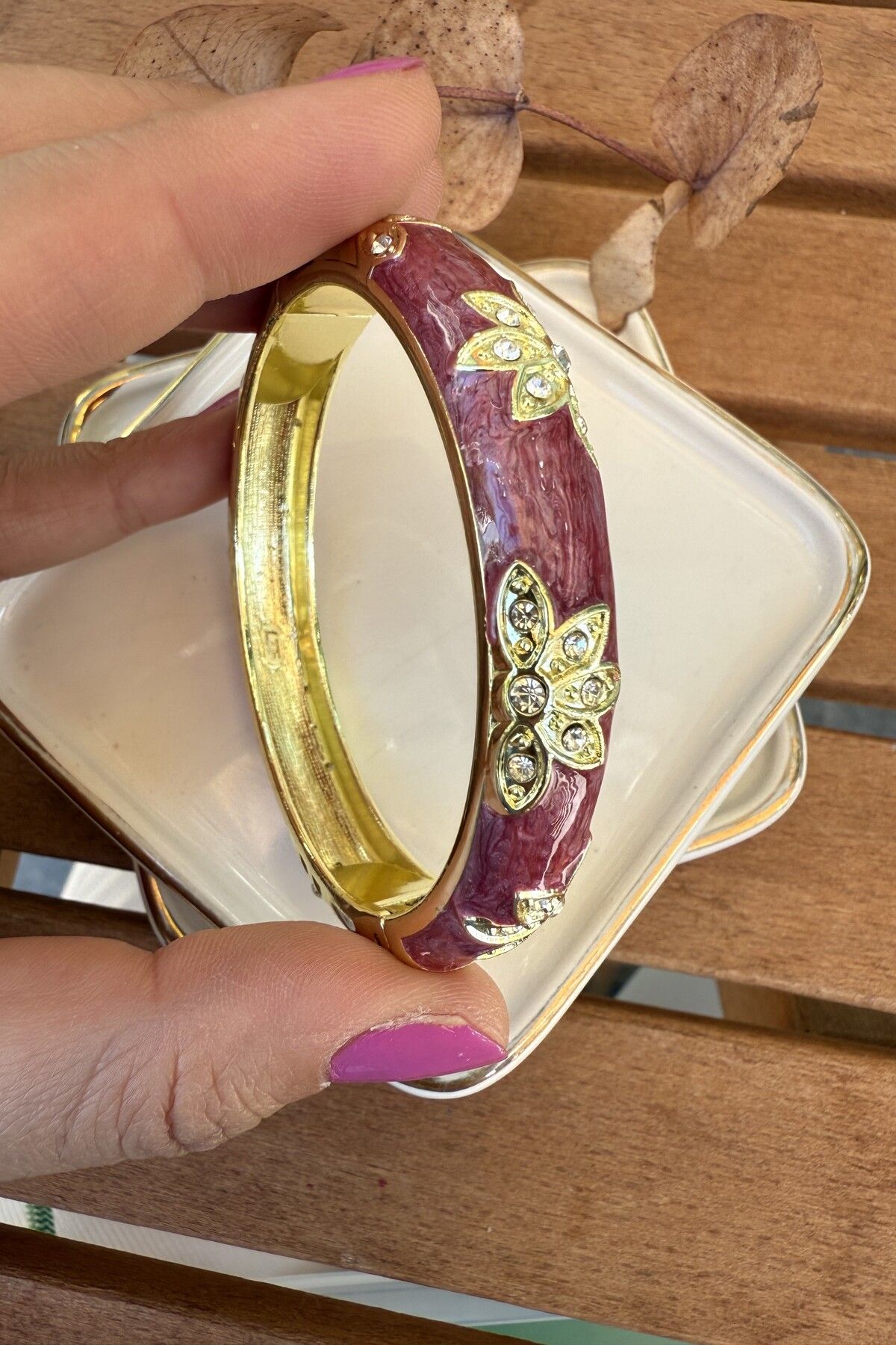 AURA ATELIER Mineli 14K Altın Kaplama Fuşya Çiçekli Bilezik 6cm