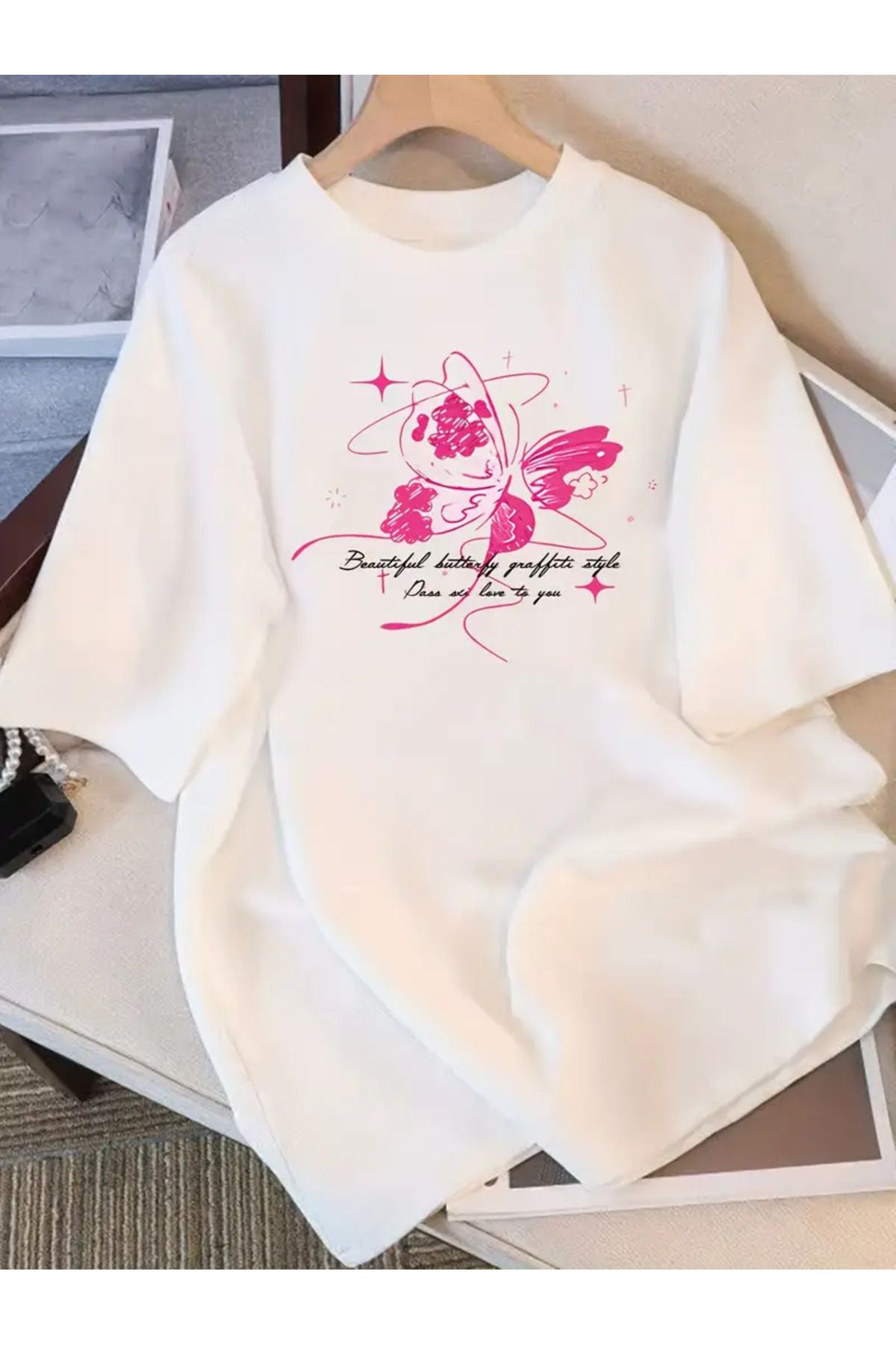 LAND MODA Kadınlar için Rahat Kelebek Baskılı T-Shirt - "Güzel Kelebek" Tasarımı,
