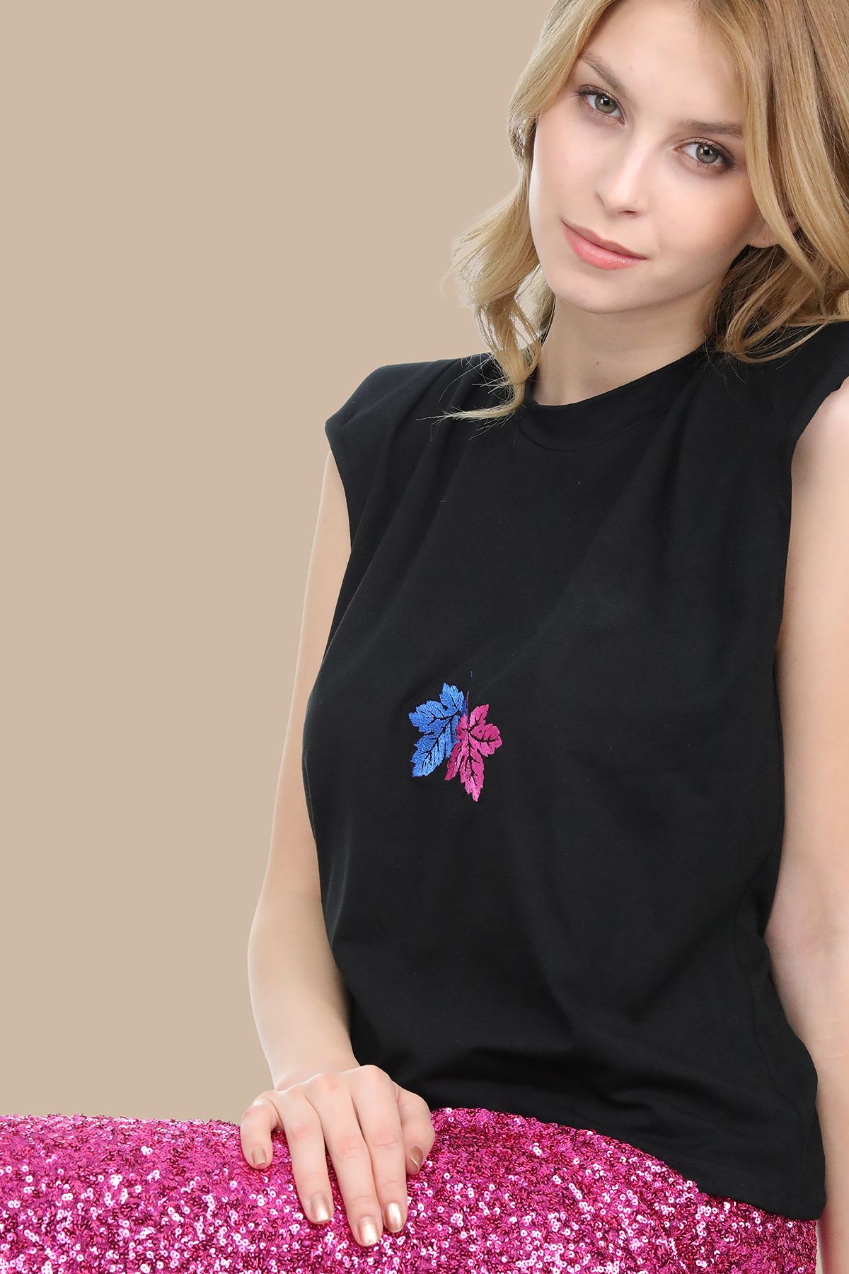 Elif Naz Moda Evi siyah yaprak nakışlı kolsuz t-shirt