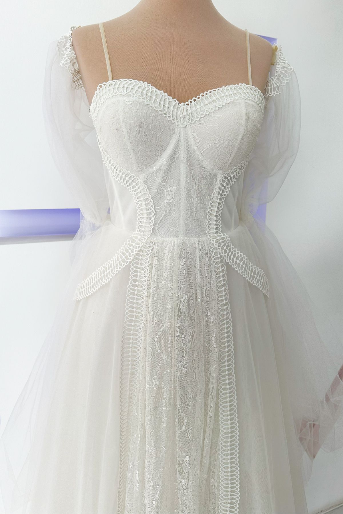 HalilModa Vintage Tasarım , Omuzları Tül Detaylı , Dantel İşlemeli Beyaz Abiye Elbise