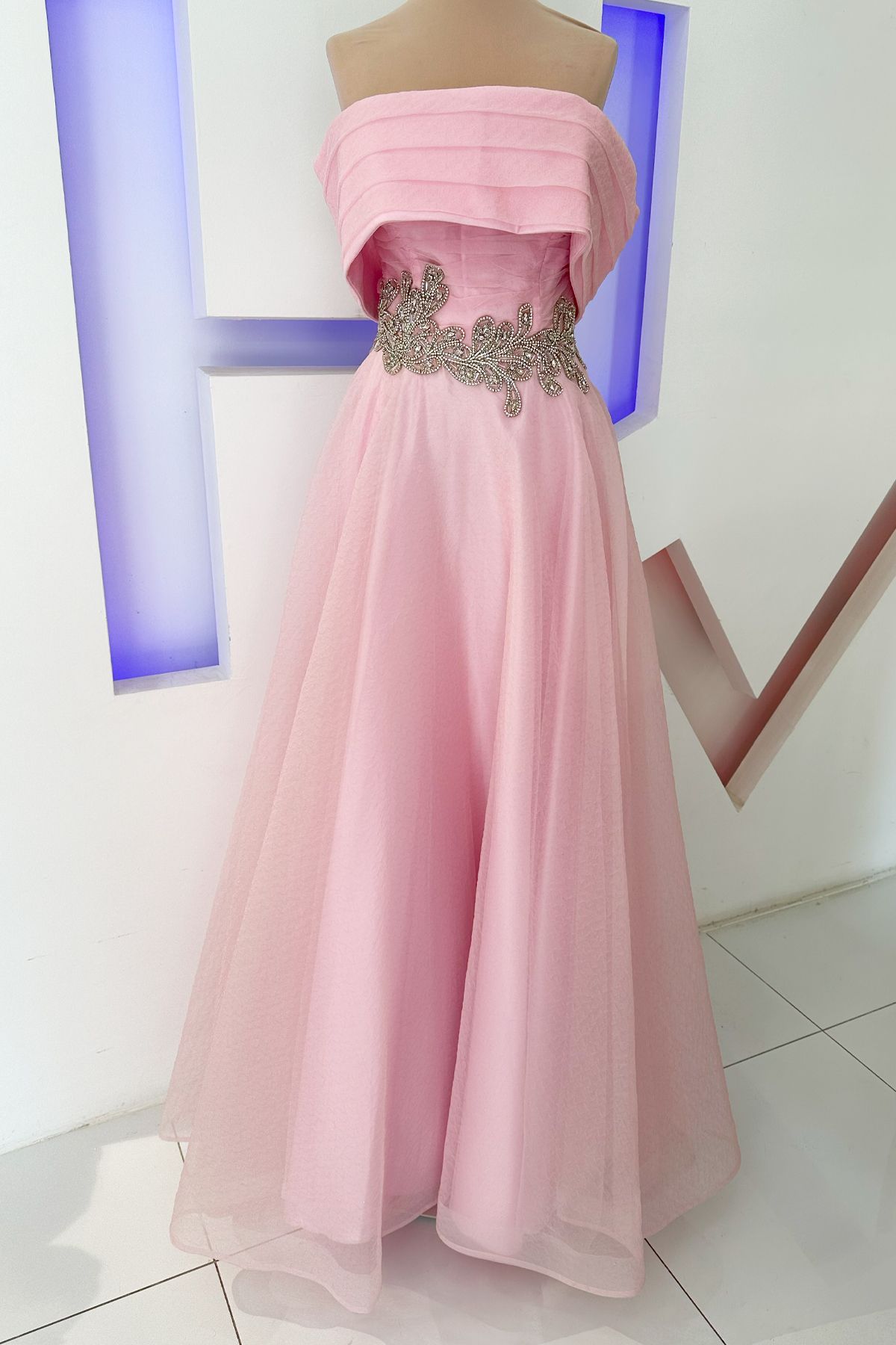HalilModa Straplez Yaka Taş İşlemeli Pembe Abiye Elbise