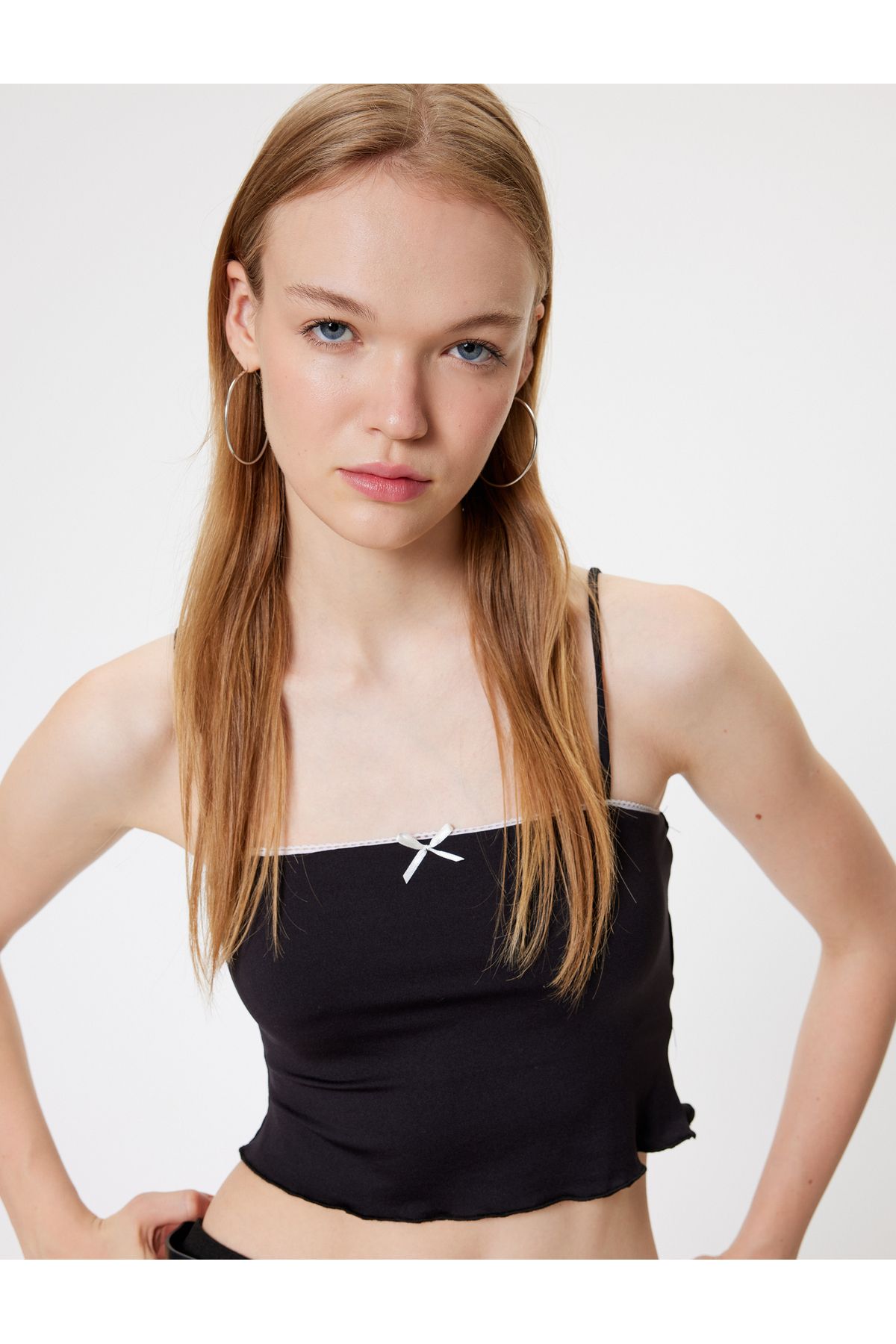 Koton Yeni Sezon Crop Üst Fiyonk Detaylı İp Askılı Slim Fit