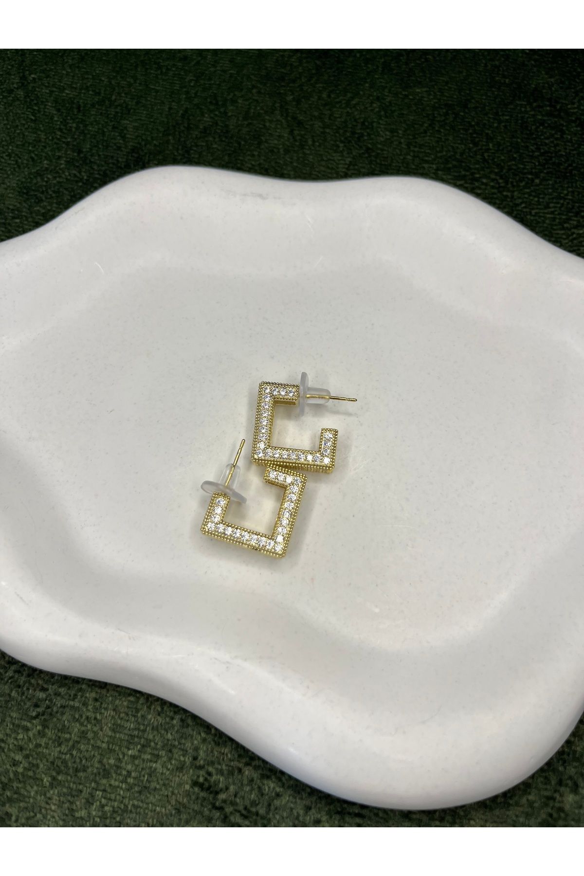 Fam&Co Jewelry Taşlı Geometrik Altın Renk Küpe | Kare Formlu Modern Tasarım