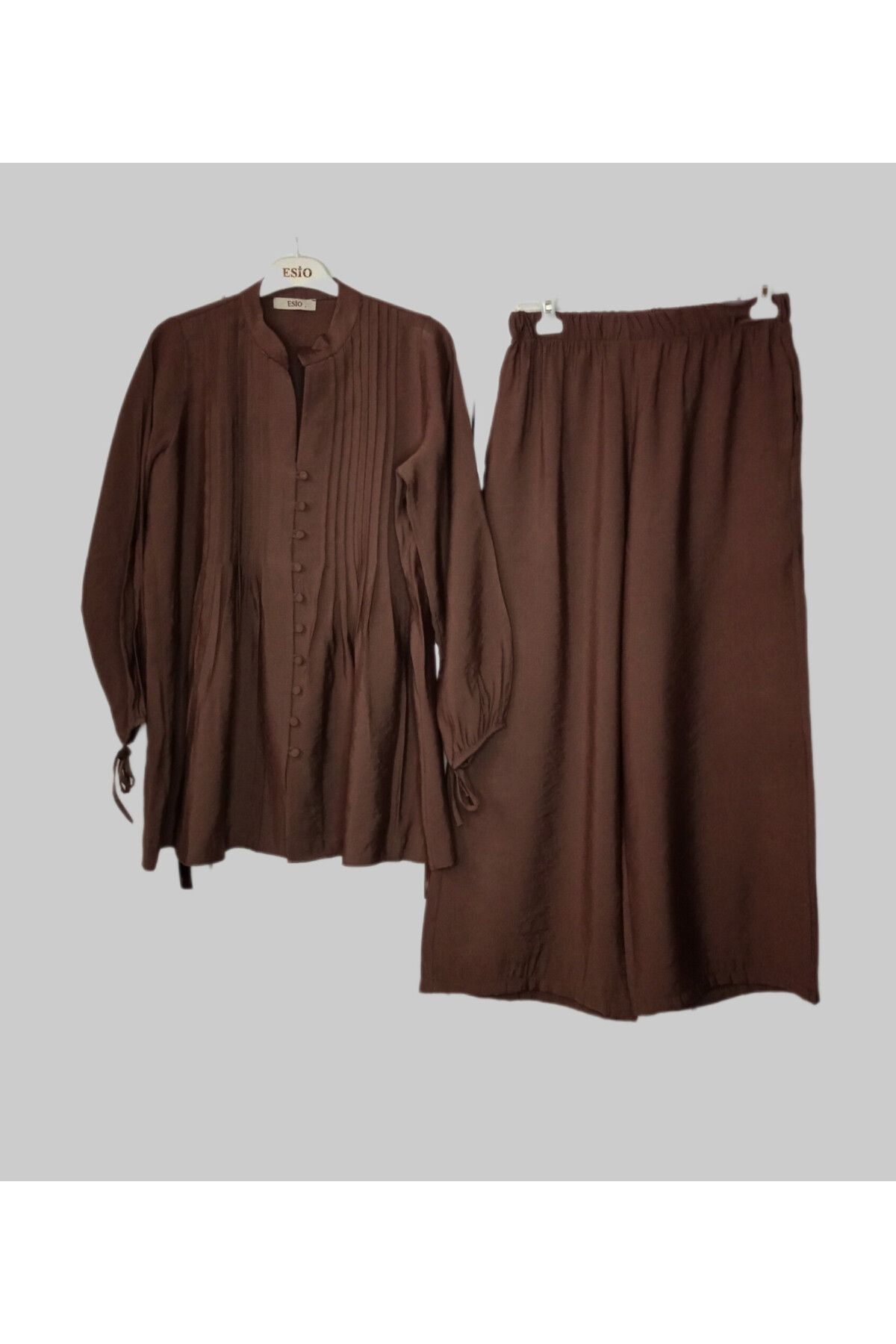 ESİO ÖNÜ DÜĞMELİ PANTALONLU TAKIM