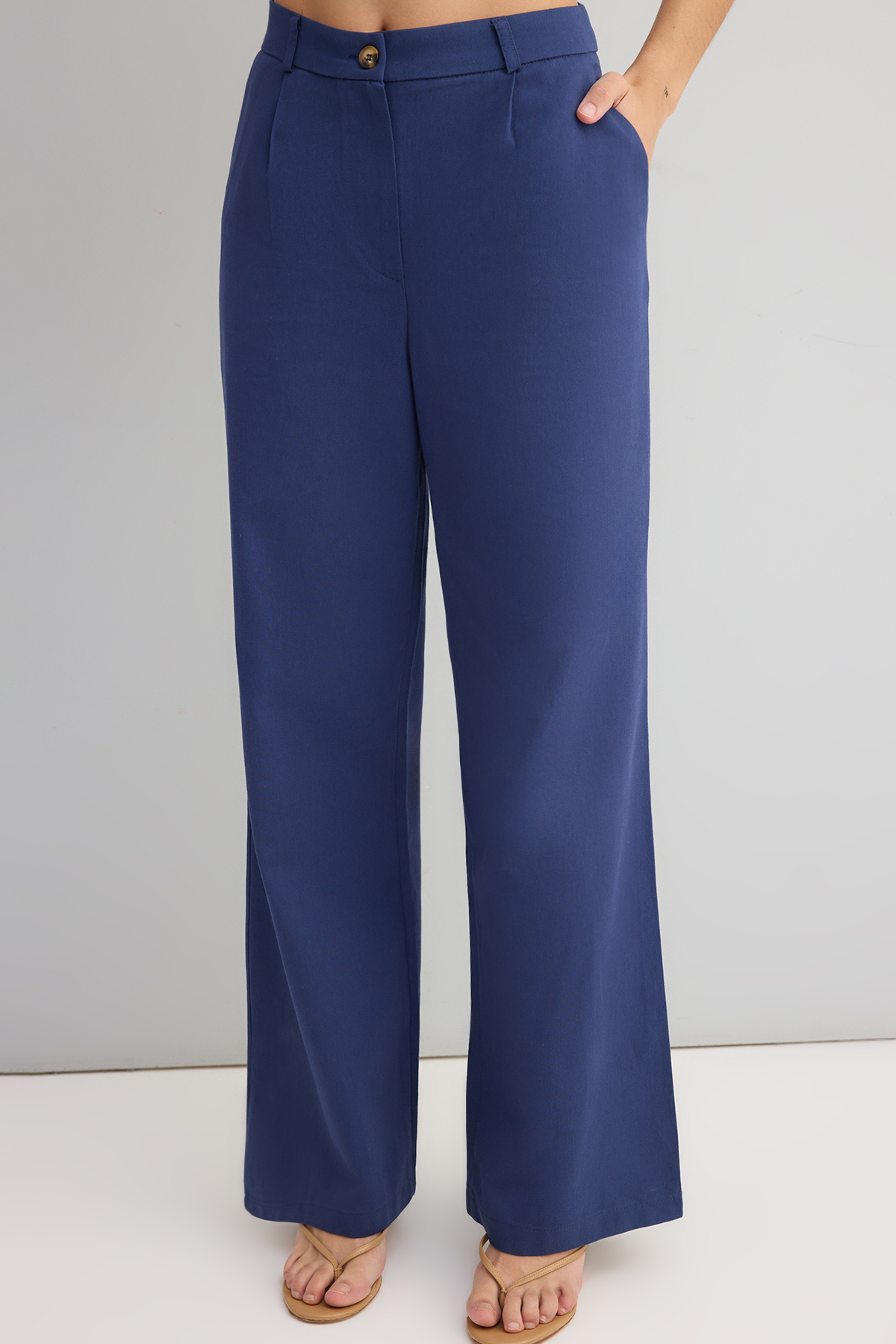 Trendyolmilla  Indigo Gabardin Pamuklu Yelek Geniş Paça Pantolon Dokuma Alt-Üst Takım TWOSS25AU00112 - Görsel 3