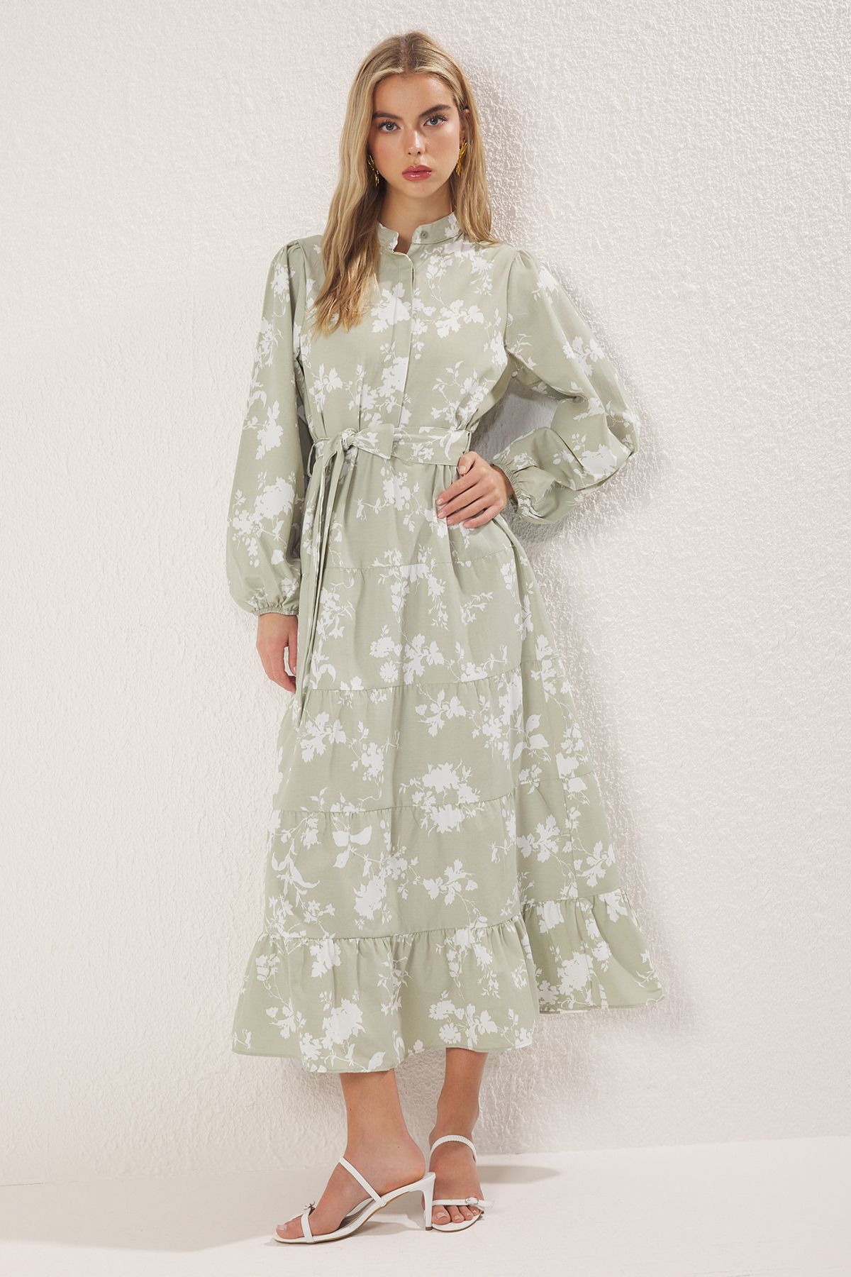 Trendyol Modest Khaki stojací límec s květinovým páskem popelínové tkané šaty TCTSS24EB00153