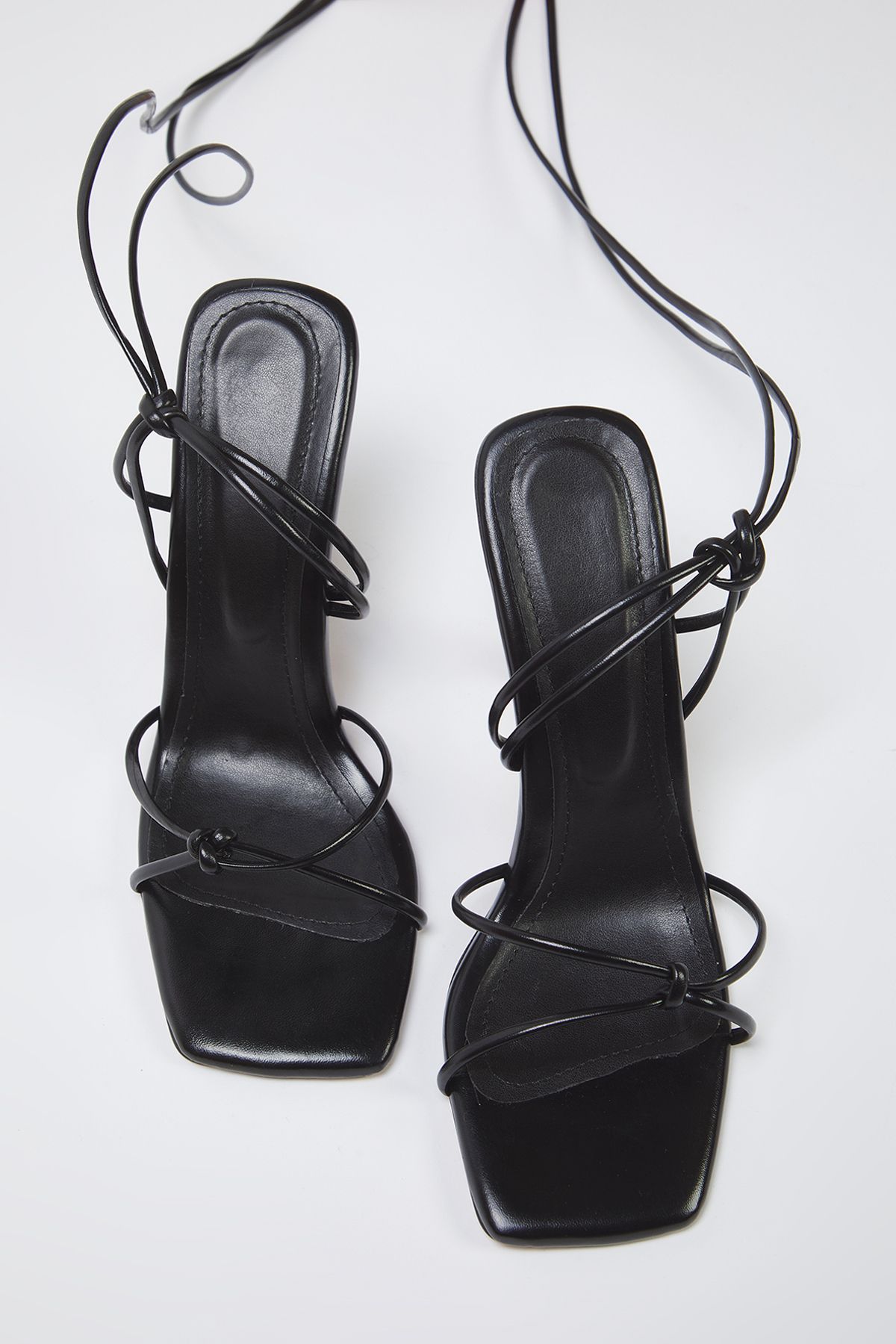 TRENDYOL SHOES Czarne Sandały Damskie Na Cienkim Obcasie Z Wiązaniem Wokół Kostki Kobieta - 39