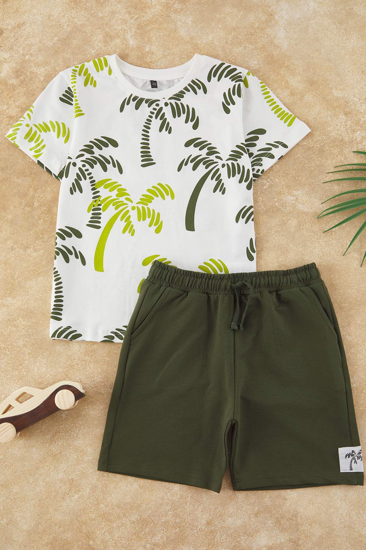 Trendyolmilla Kids Haki Erkek Çocuk %100 Pamuk Palmiye Desenli T-Shirt-Şort Örme Alt-Üst Takım TKDSS24AU00022