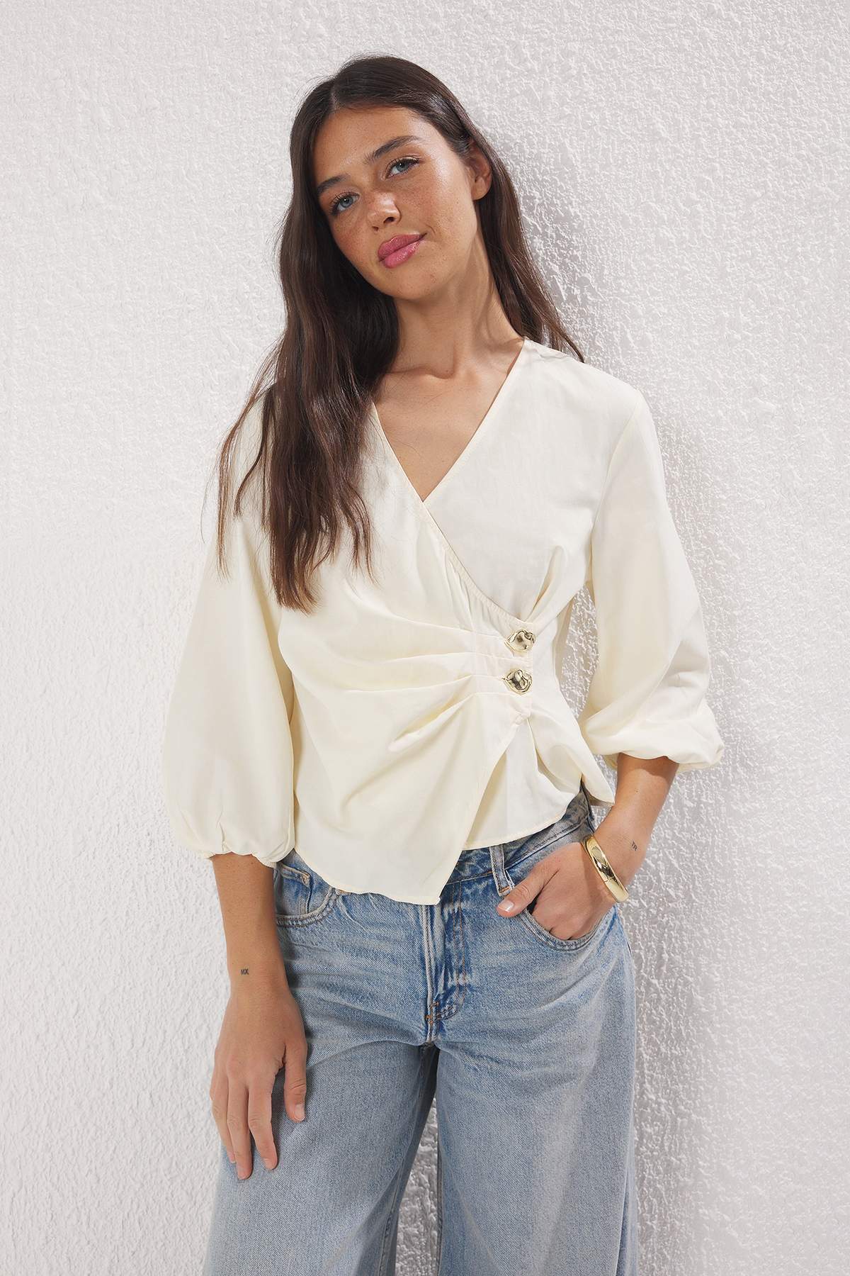 Trendyol Collection Jasnobeżowa dwurzędowa bluzka w paski tkana TWOSS25BZ00170