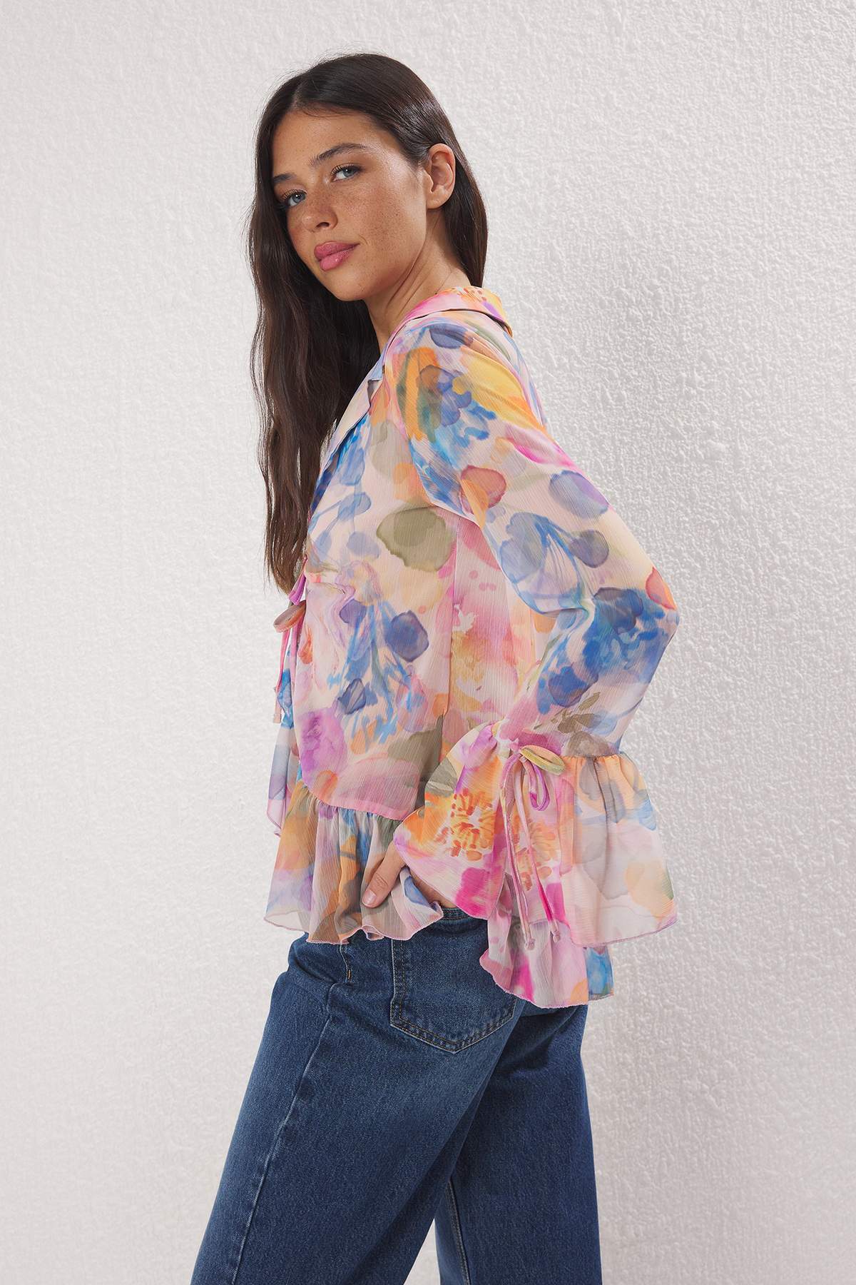 Trendyolmilla  Pudra-Çok Renkli Ön Bedende Ve Kolda Fırfır Detaylı Bağlamalı Dokuma Gömlek TWOSS25GO00090