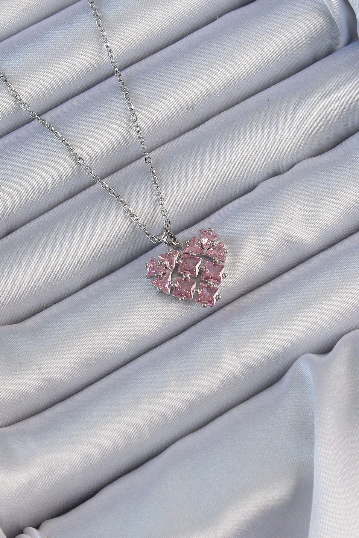 Clariss 316L Çelik Zincir Gümüş Renk Pembe Parçalı Zirkon Taşlı Kalp Kolye