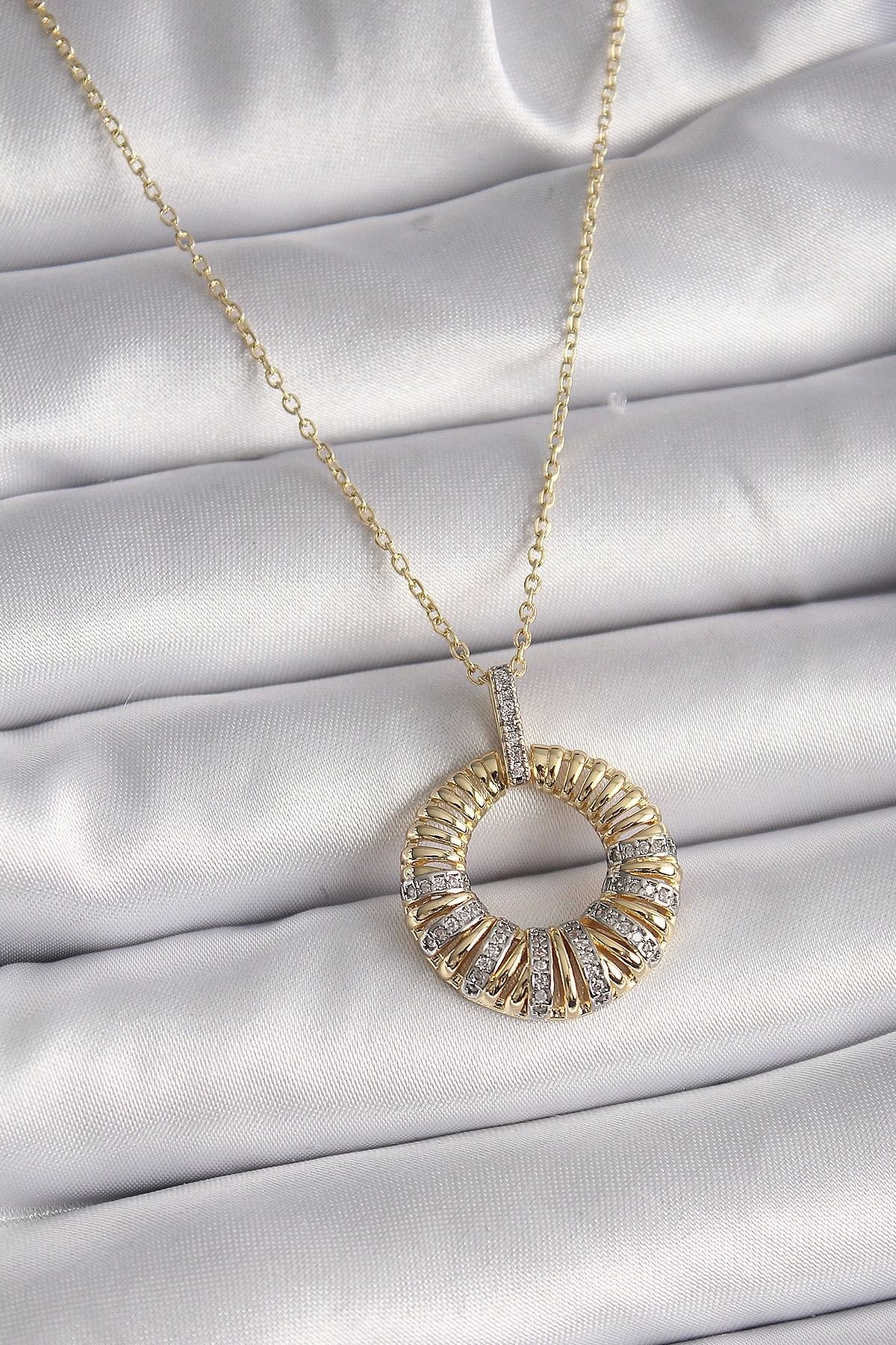 Clariss 316L Çelik Gold Renk Zincir Gümüş Zirkon Taşlı Daire Model Kadın Kolye