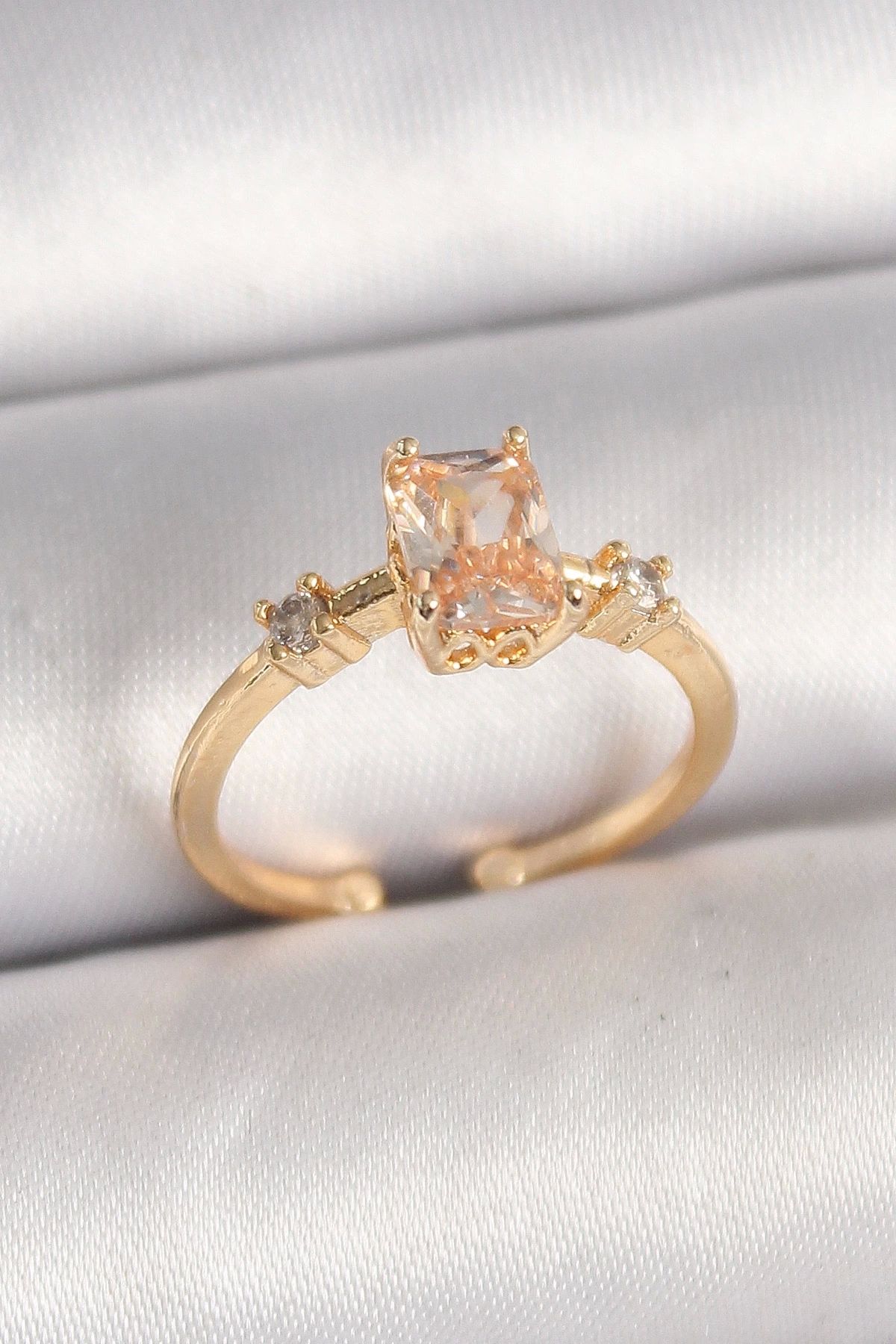 Clariss Pirinç Gold Renk Kare Zirkon Taş Model Kadın Yüzük