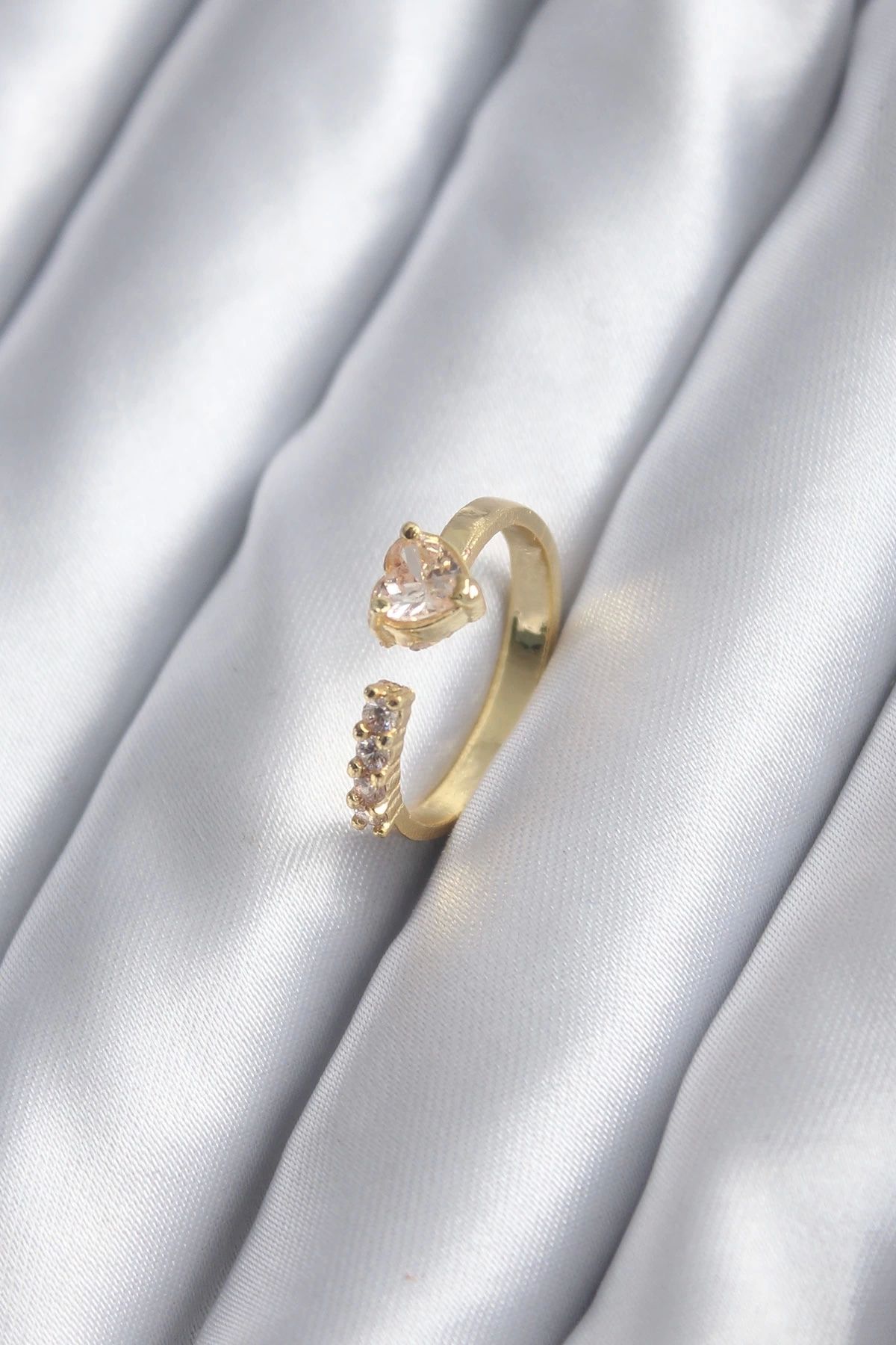 Clariss Gold Renk Zirkon Taşlı Kalp Model Kadın Yüzük