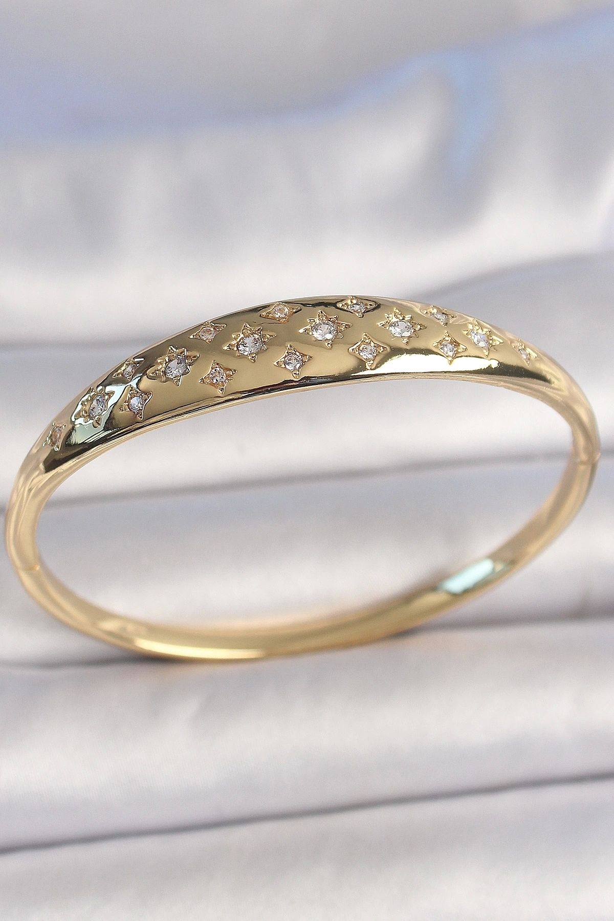 Clariss Pirinç Gold Renk Zirkon Taşlı Yıldız İşlemeli Kadın Kelepçe