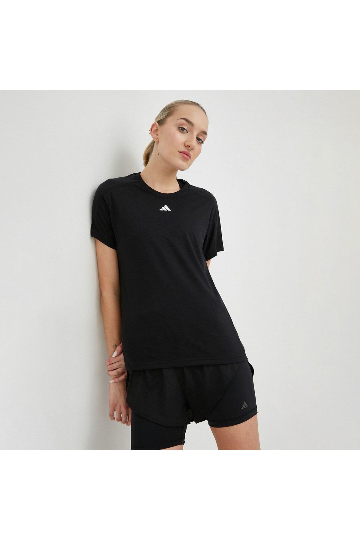 adidas Training Essentials Kadın Siyah Yuvarlak Yaka Tişört