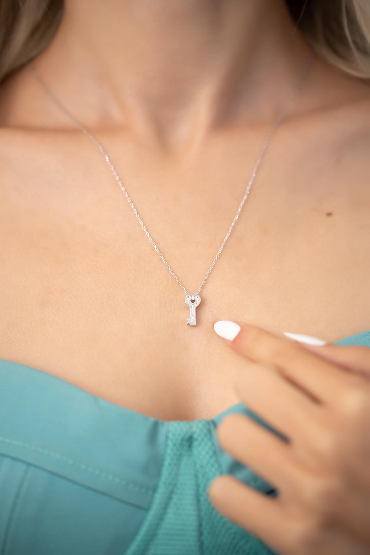 Ninova Silver Kalbin Anahtarı Model Gümüş Zirconia Kolye