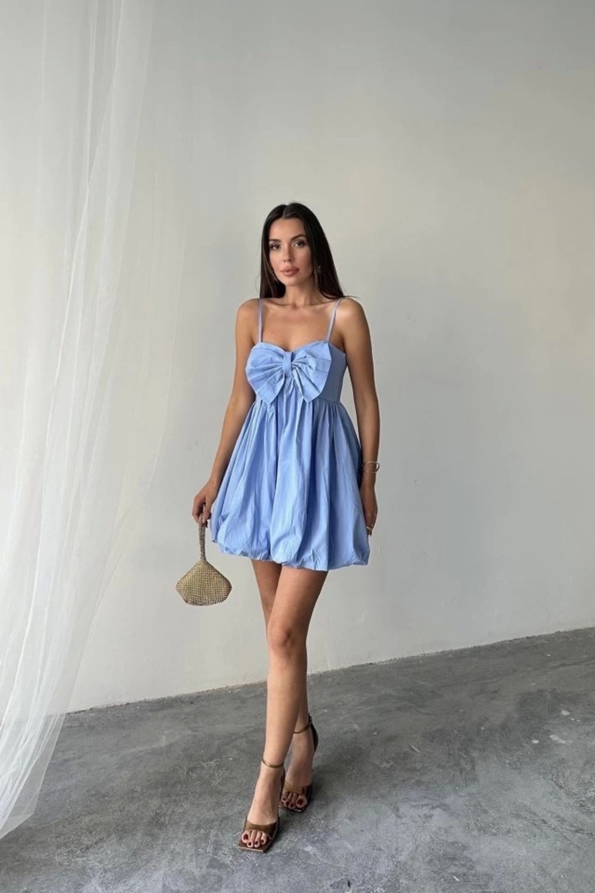 Butik Mavi Önü Fiyonklu Askılı Elbise