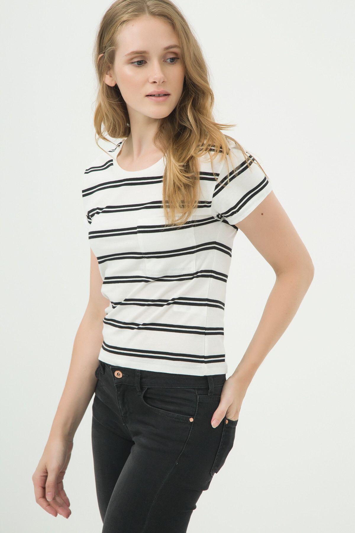 Butik Kadın Beyaz Çizgili T-Shirt 7KAK12788OK