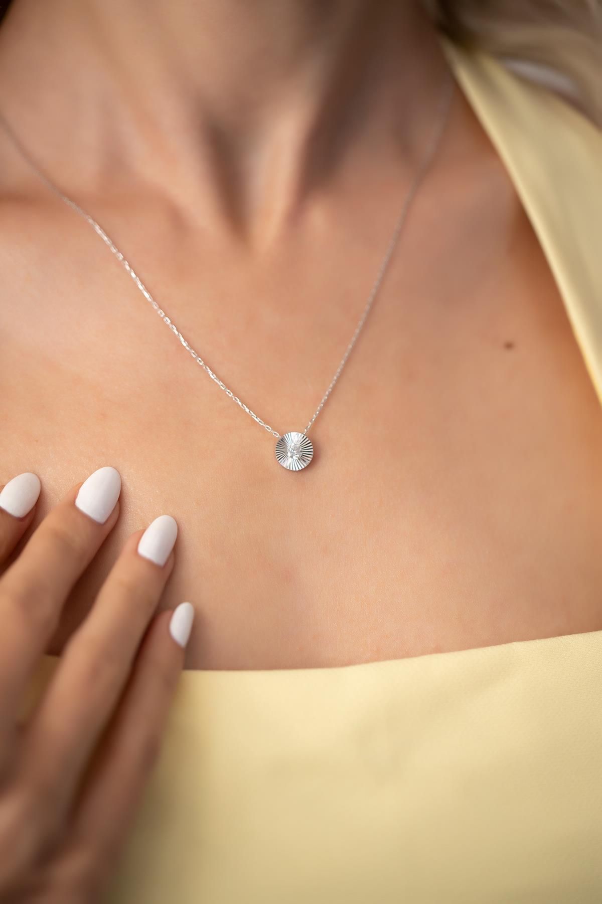 Ninova Silver Yuvarlak Model Gümüş Zirconia Kolye