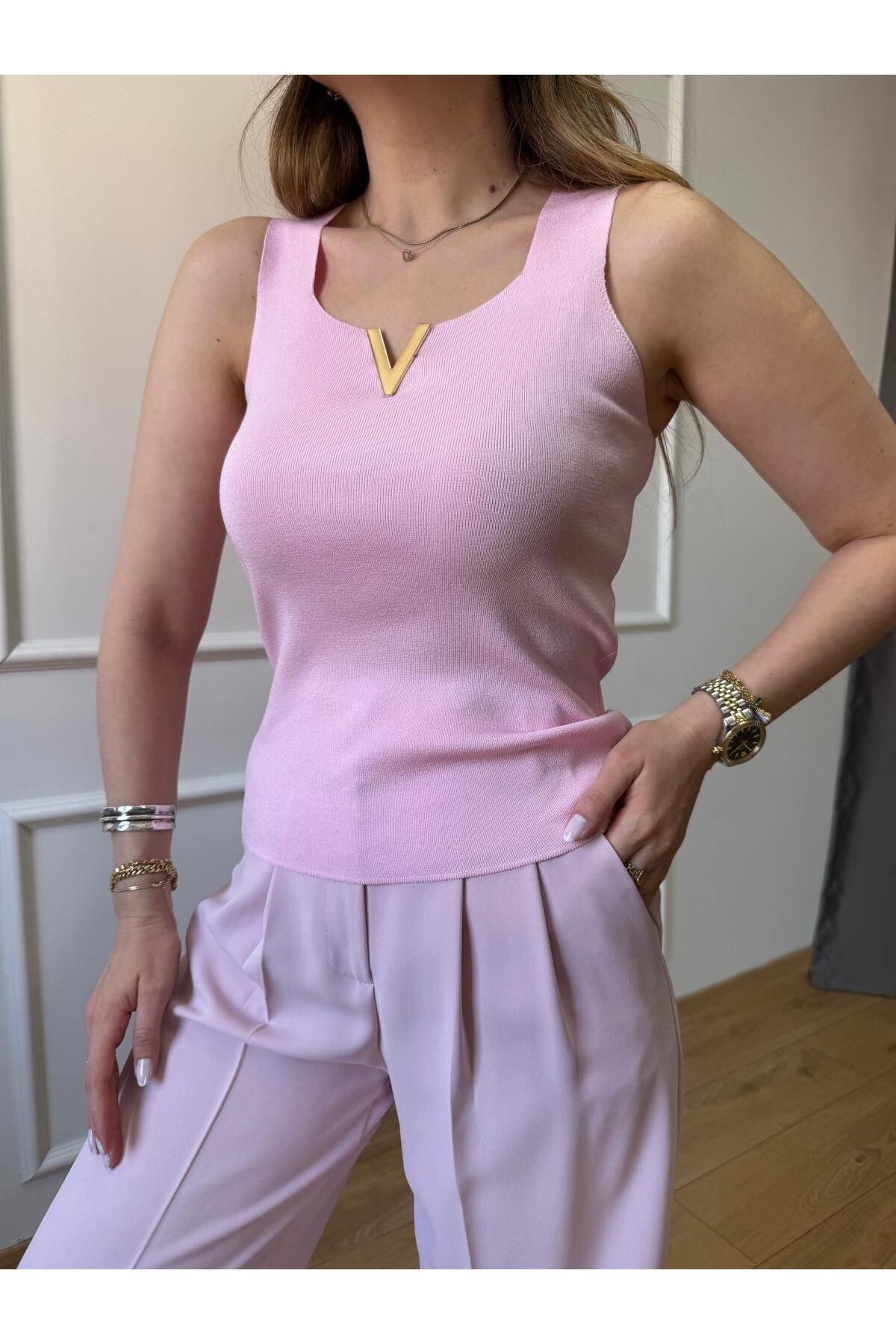 Size Özgü Pembe Gold Tokalı Kalın Askılı Bluz