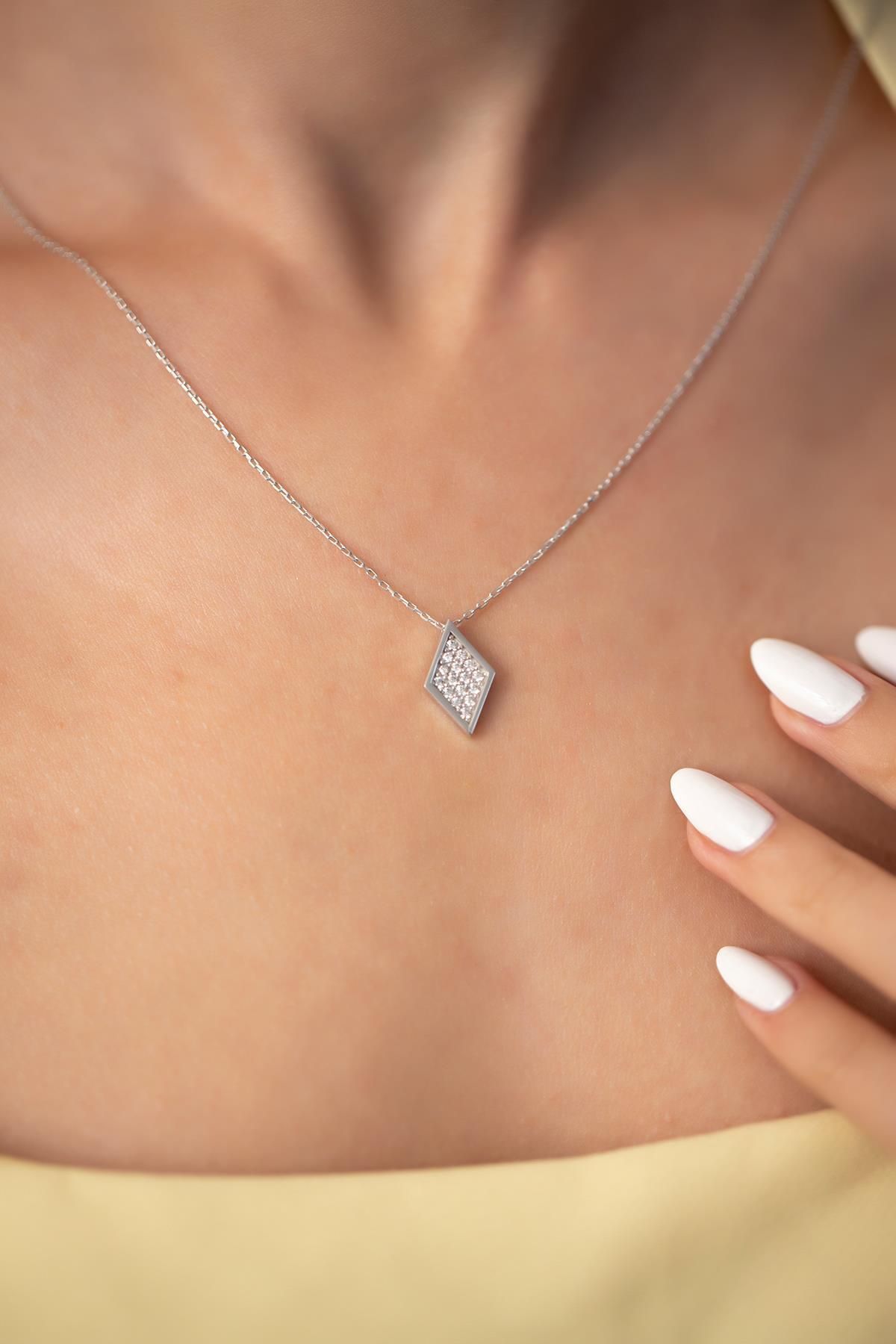 Ninova Silver Dilim Model Gümüş Zirconia Kolye