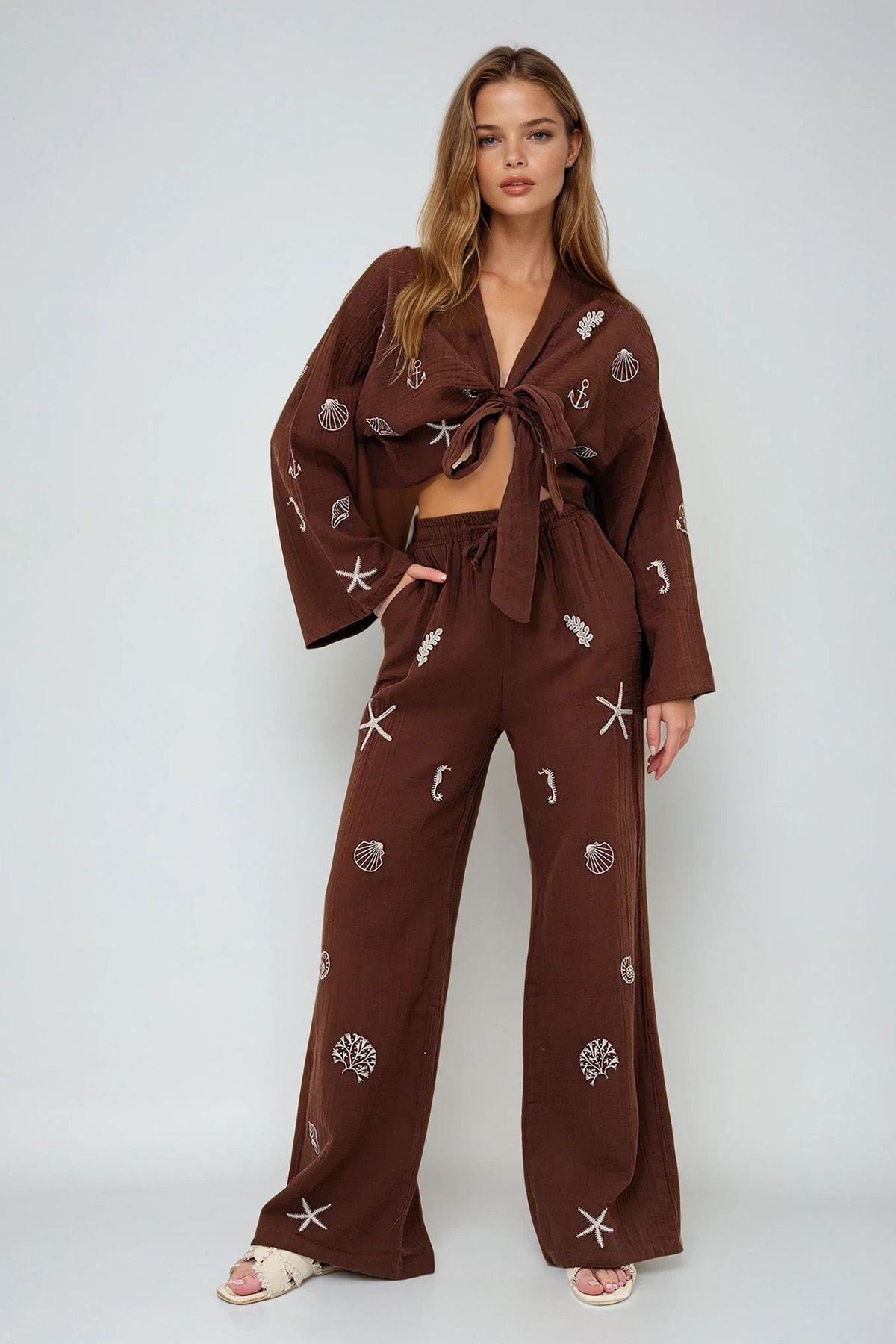 VAGGON Nakış İşlemeli Bağlama Detaylı Müslin Crop Bluz Ve Pantolon Takım