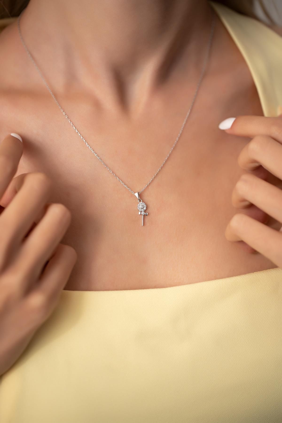 Ninova Silver İğne Model Gümüş Zirconia Kolye