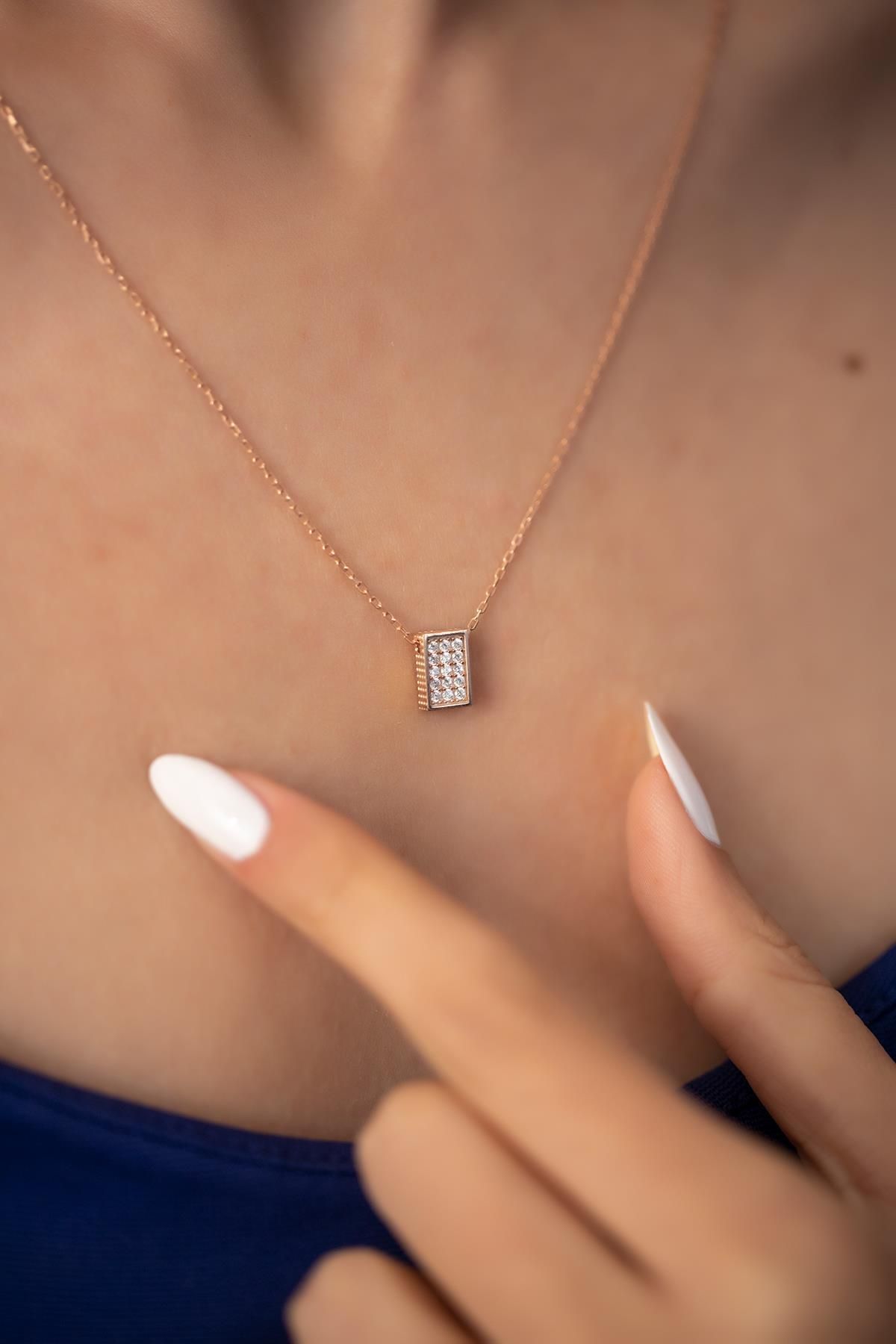 Ninova Silver Dikdörtgen Model Gümüş Zirconia Kolye
