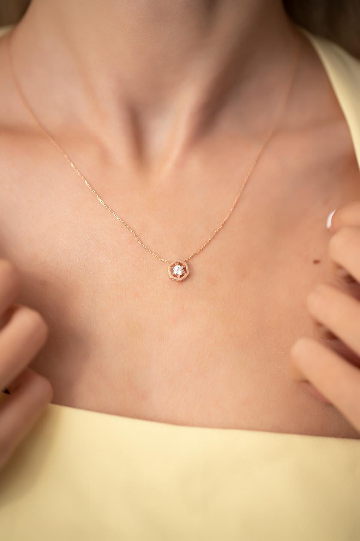 Ninova Silver Altıgen Model Rose Kaplama Gümüş Zirconia Kolye
