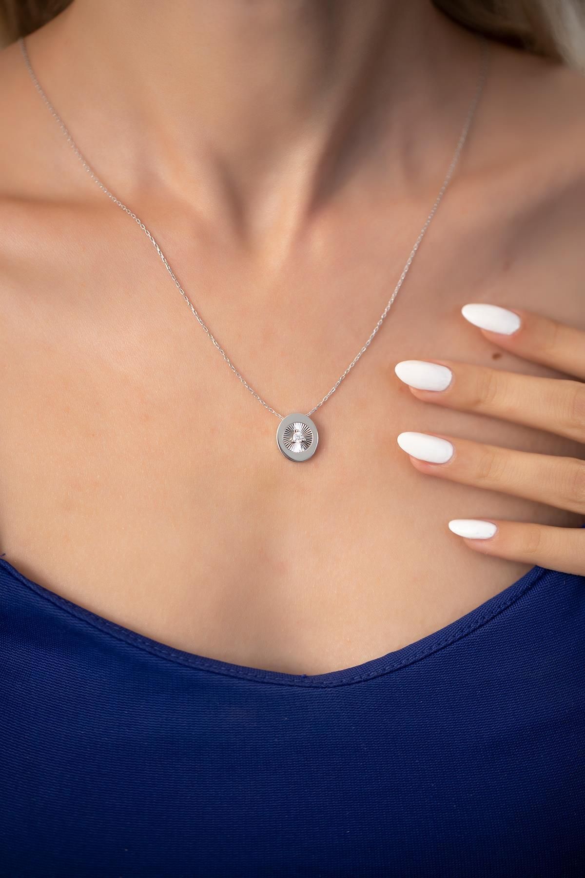Ninova Silver Oval Model Kristal Kesim Gümüş Zirconia Kolye