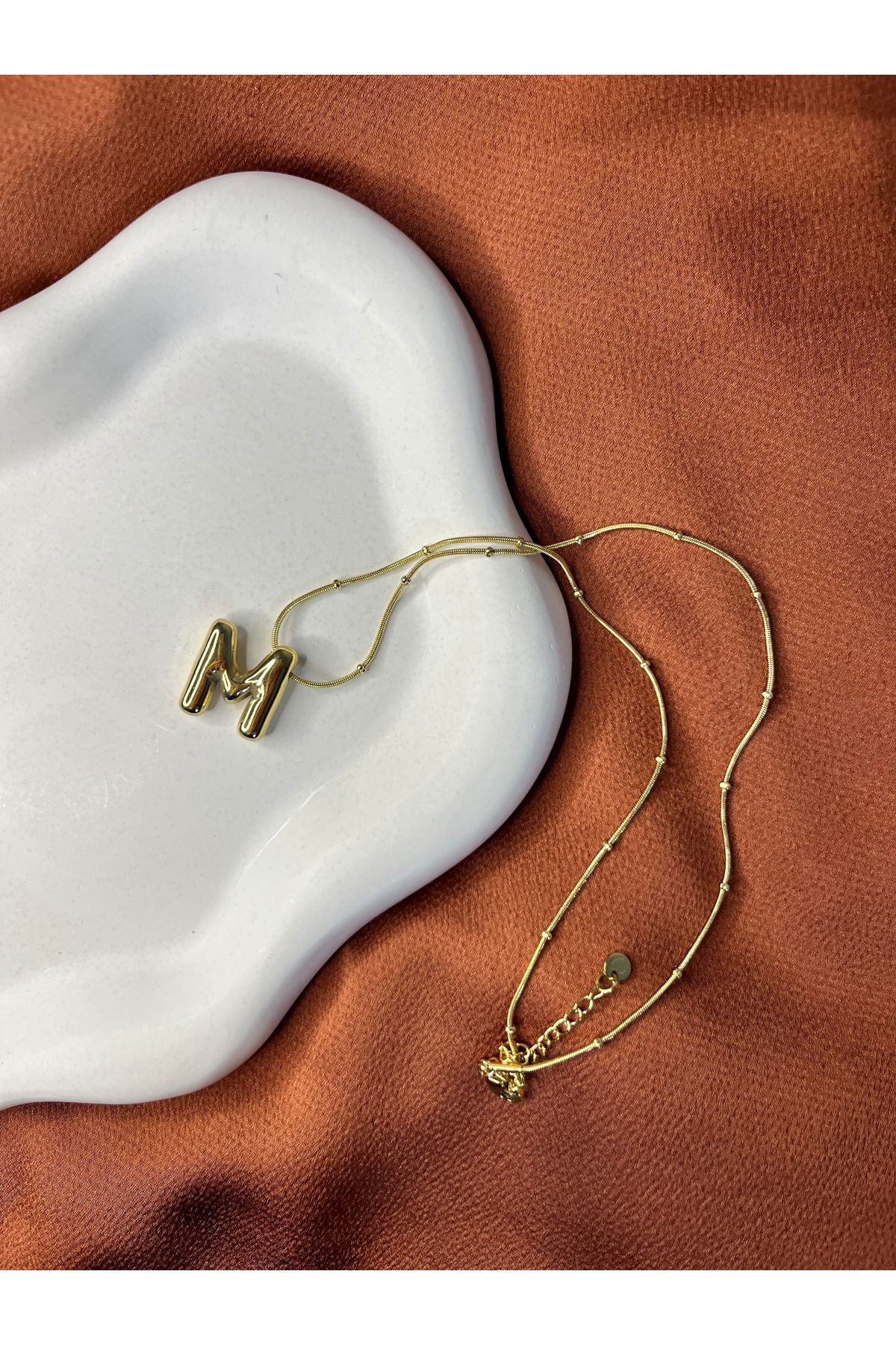 Fam&Co Jewelry Altın Renk Balon Harf Kolye – M Harfi, Şık ve Minimal Tasarım