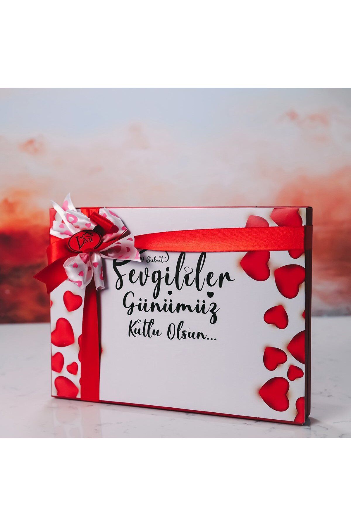 Nin Chocolate Işıltılı Kalpler Temalı Beyaz Kutu (42 Adet Yaldızlı Kalp Çikolata)