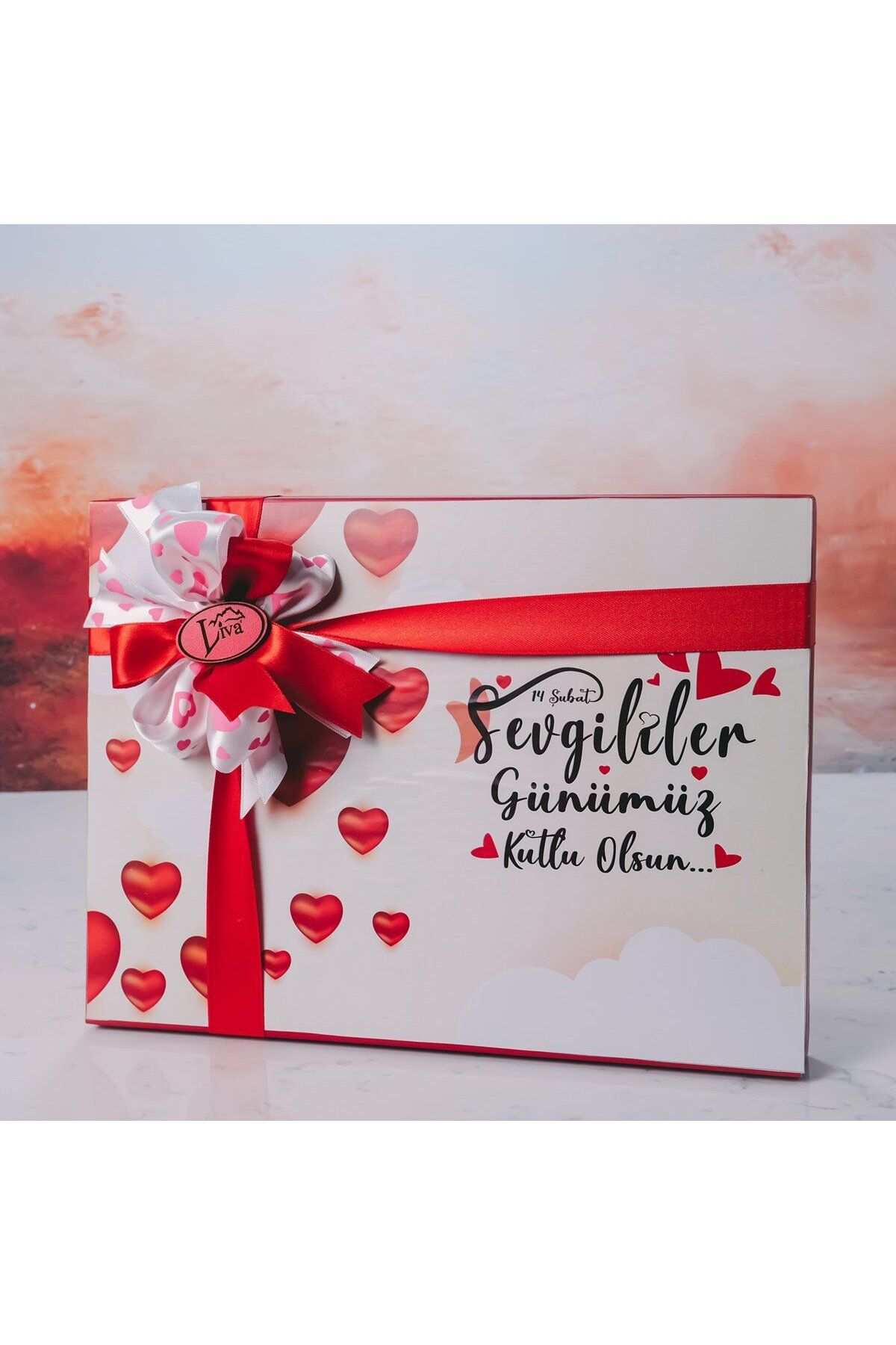 Nin Chocolate Kalp ve Bulut Temalı Beyaz Kutu (42 Adet Yaldızlı Kalp Çikolata)
