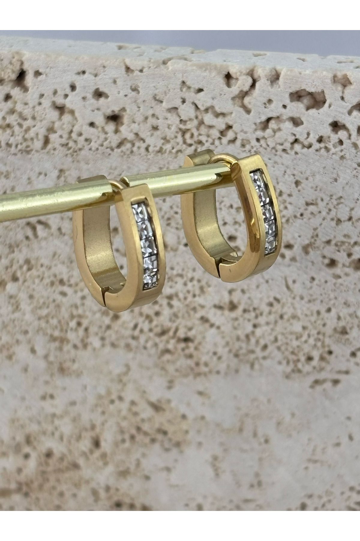 EleganceEssence Taşlı Oval Huggie Altın Paslanmaz Çelik Küpe