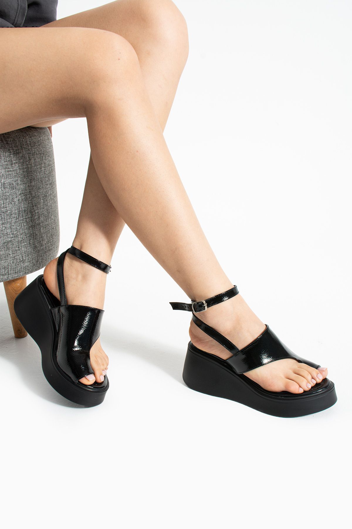 Gökçe Shoes Aulis Siyah Desenli Rugan Parmak Arası Bilekten Bağlı Kadın Sandalet