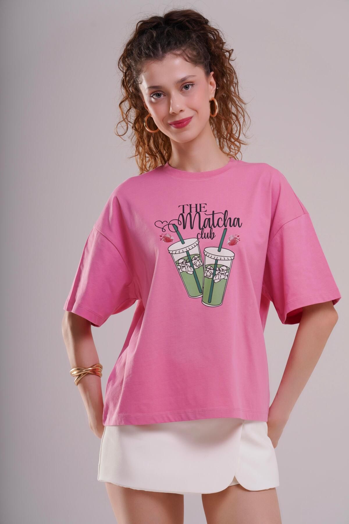 AFLOOW Kadın Pembe Oversize Tişört - The Matcha Club Baskılı