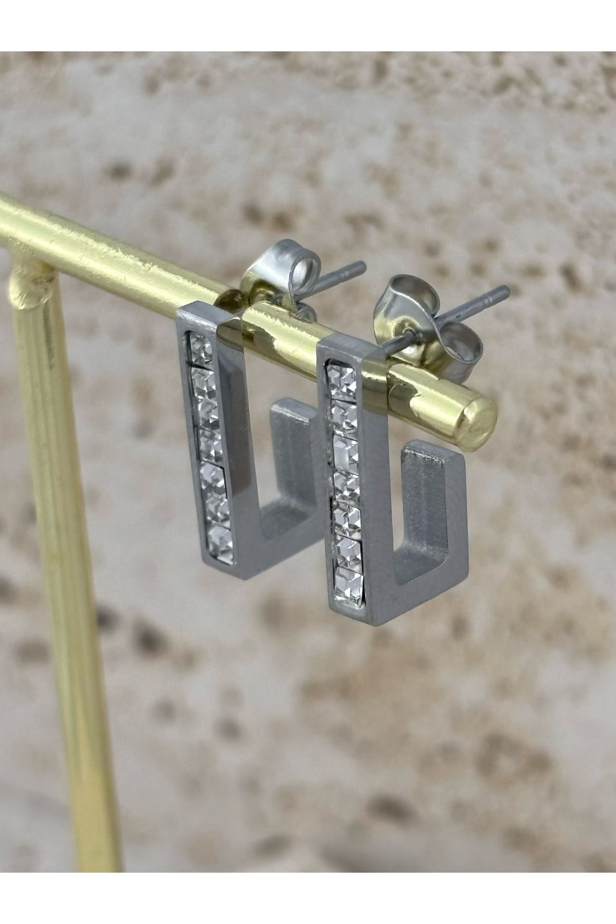 EleganceEssence Taşlı Dikdörtgen Huggie Küpe